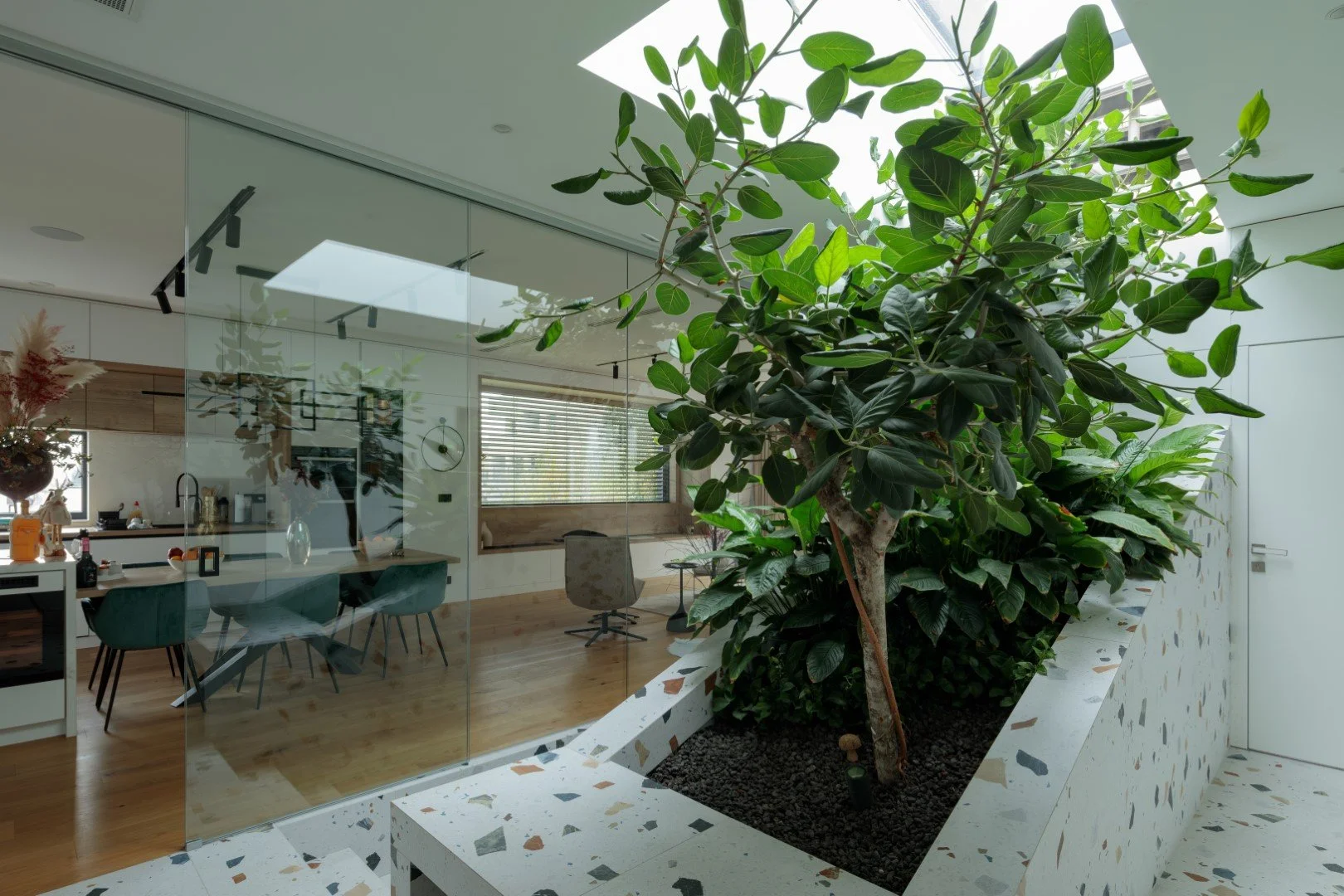 Aruto - mali stambenjak u padini

2019.-2025.

Oblikovanje sklopa kuće i terena proiza&scaron;lo je iz modeliranja topografije i konstruktivnih zahvata za stabilizaciju klizi&scaron;ta. Tamna baza s integriranim garažnim vratima nosi opečni volumen j