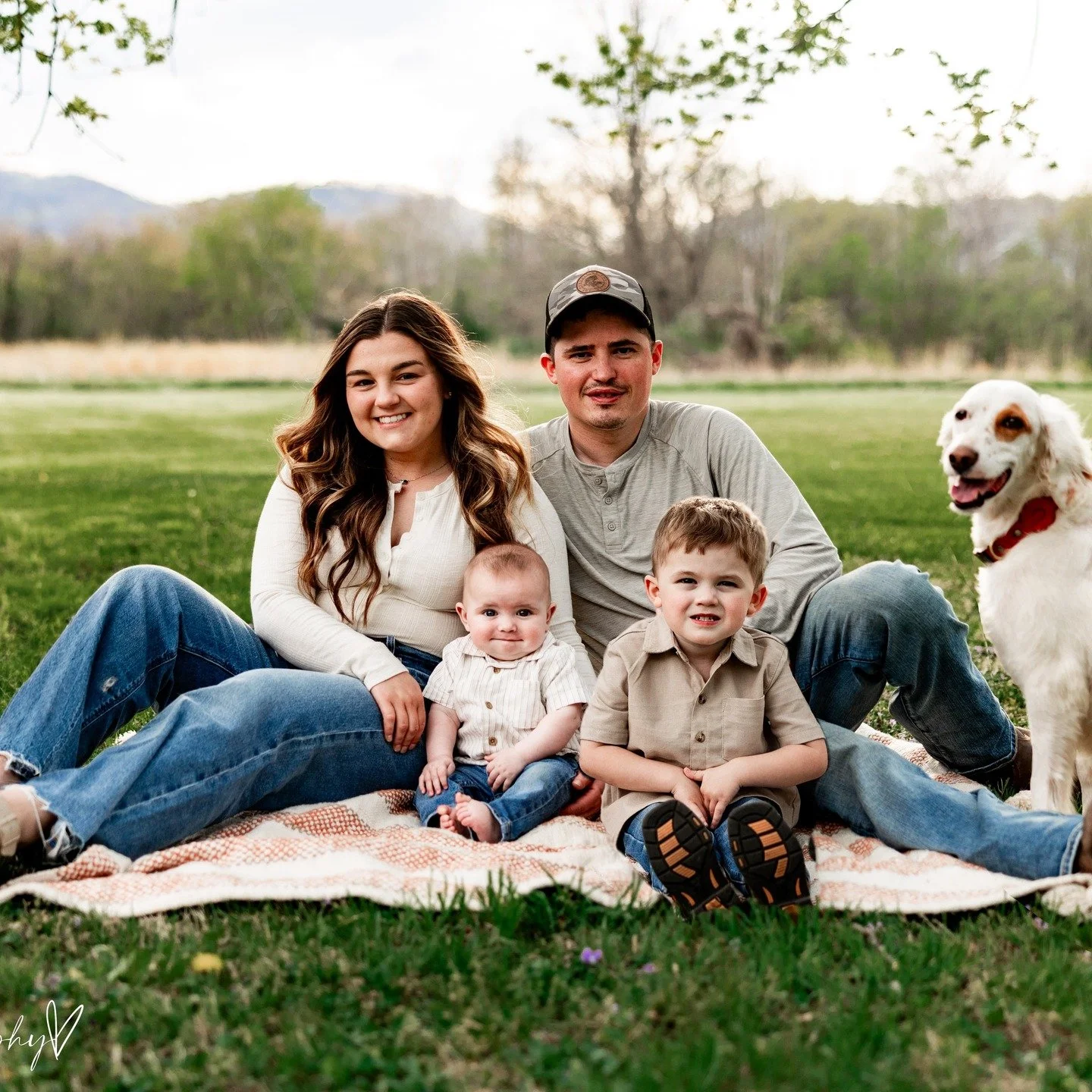 Family sessions like these>>>

#familyphotographer #dmvphotographer #marylandphotographer #eastcoastphotographer #familyphotographernearme #familyof4 #canon