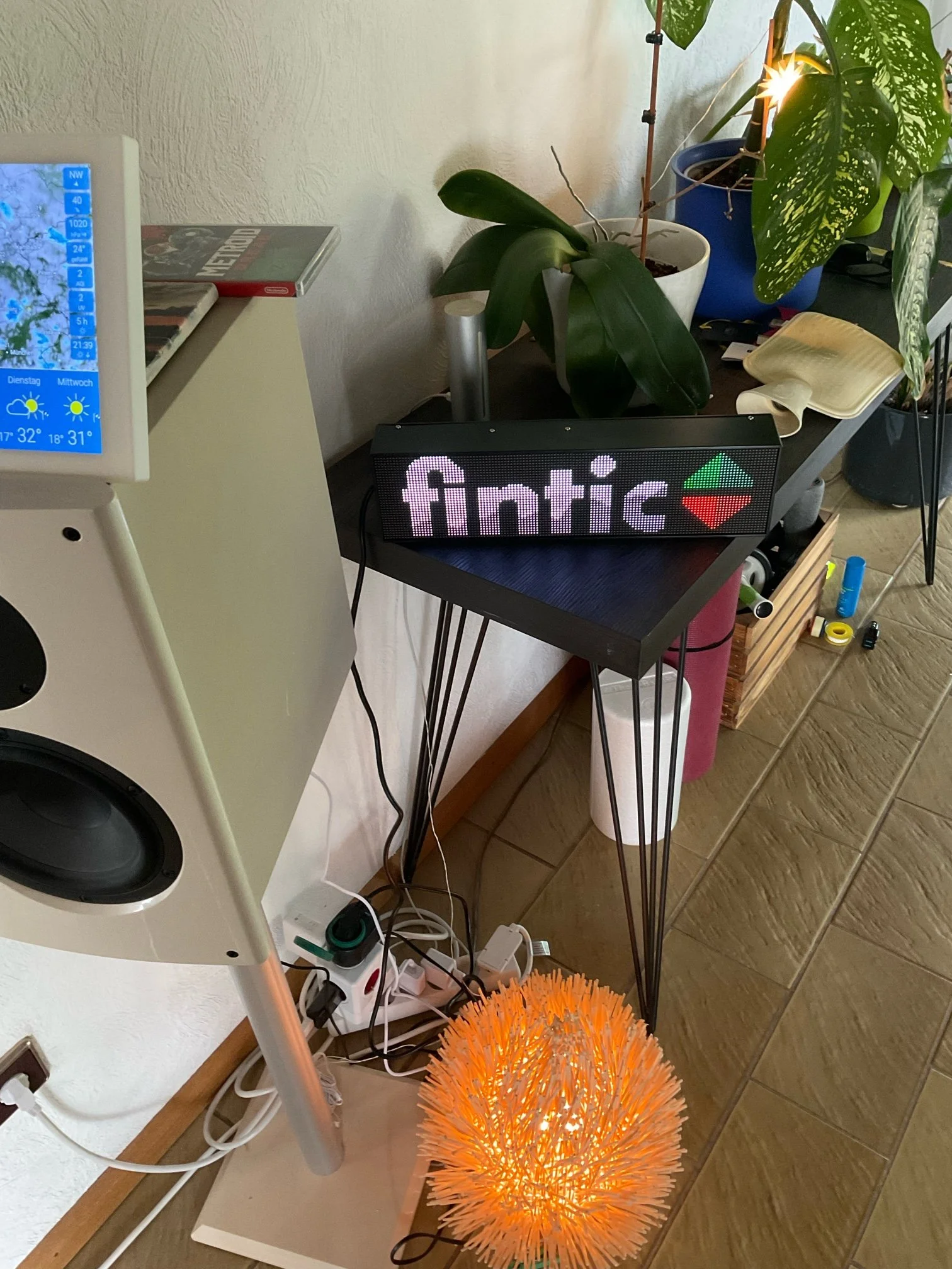 Review by Sven L: Fantastic display shows all american and european shares wheather sports all is adjustyble by yourself . Something like that is nowhere to find. Great!