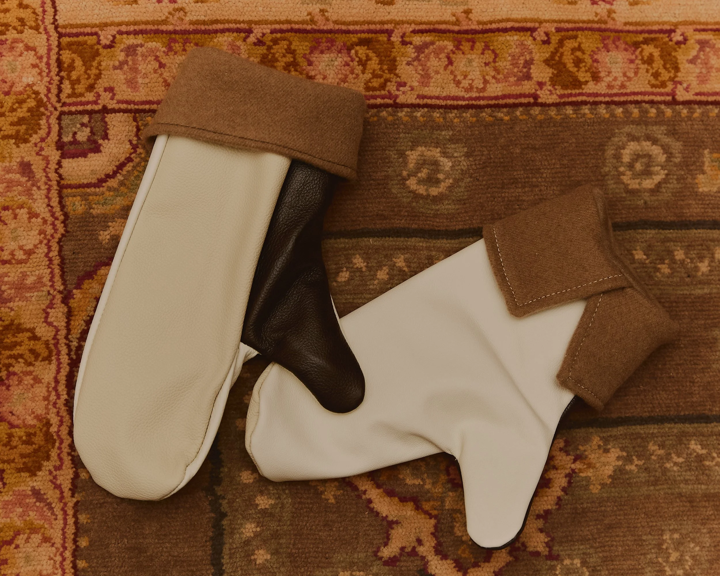 Leather Mitten in Ecru