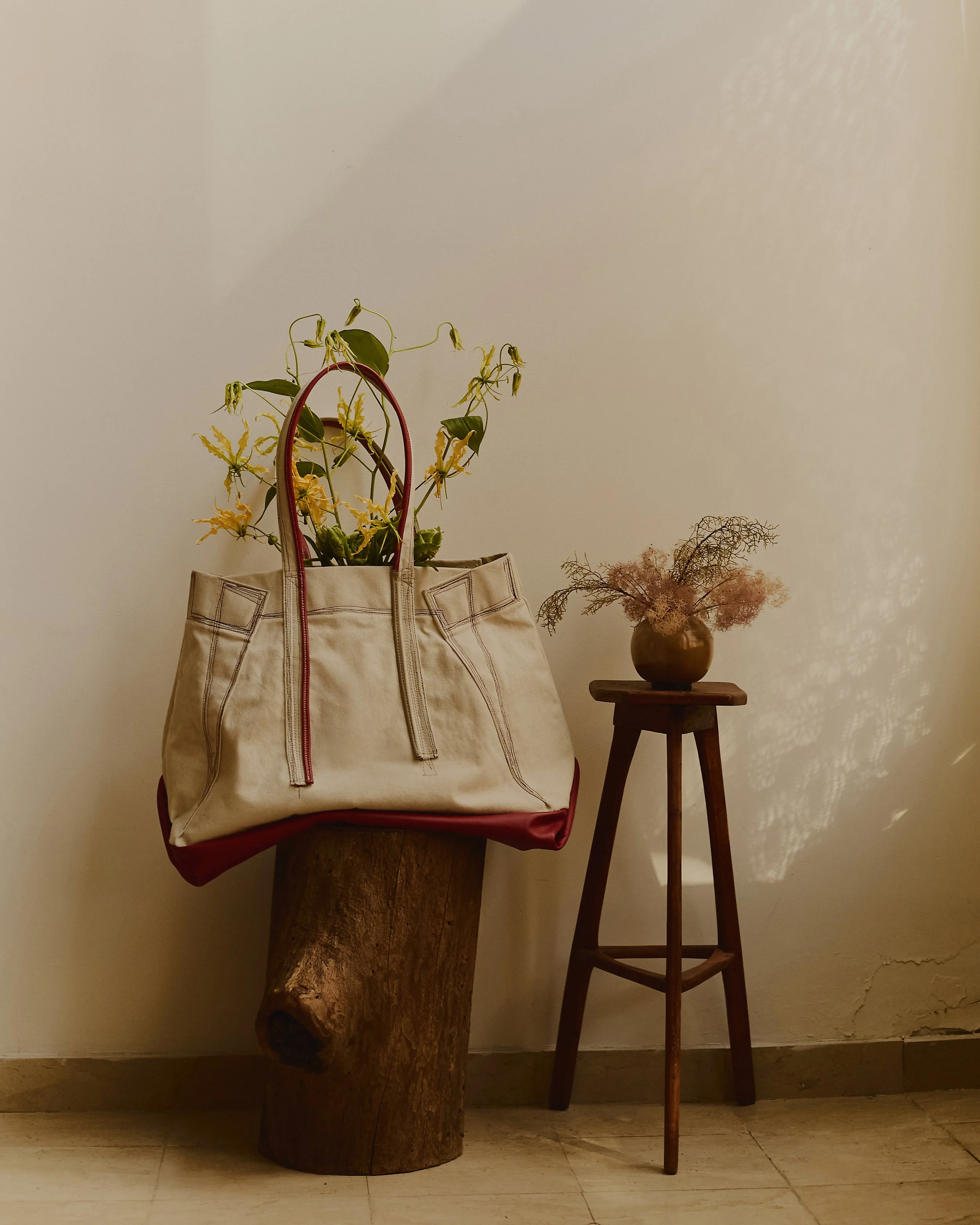 Color block Very Oversized Carryall Shopper in Natural Canvas and Cerise Leather
