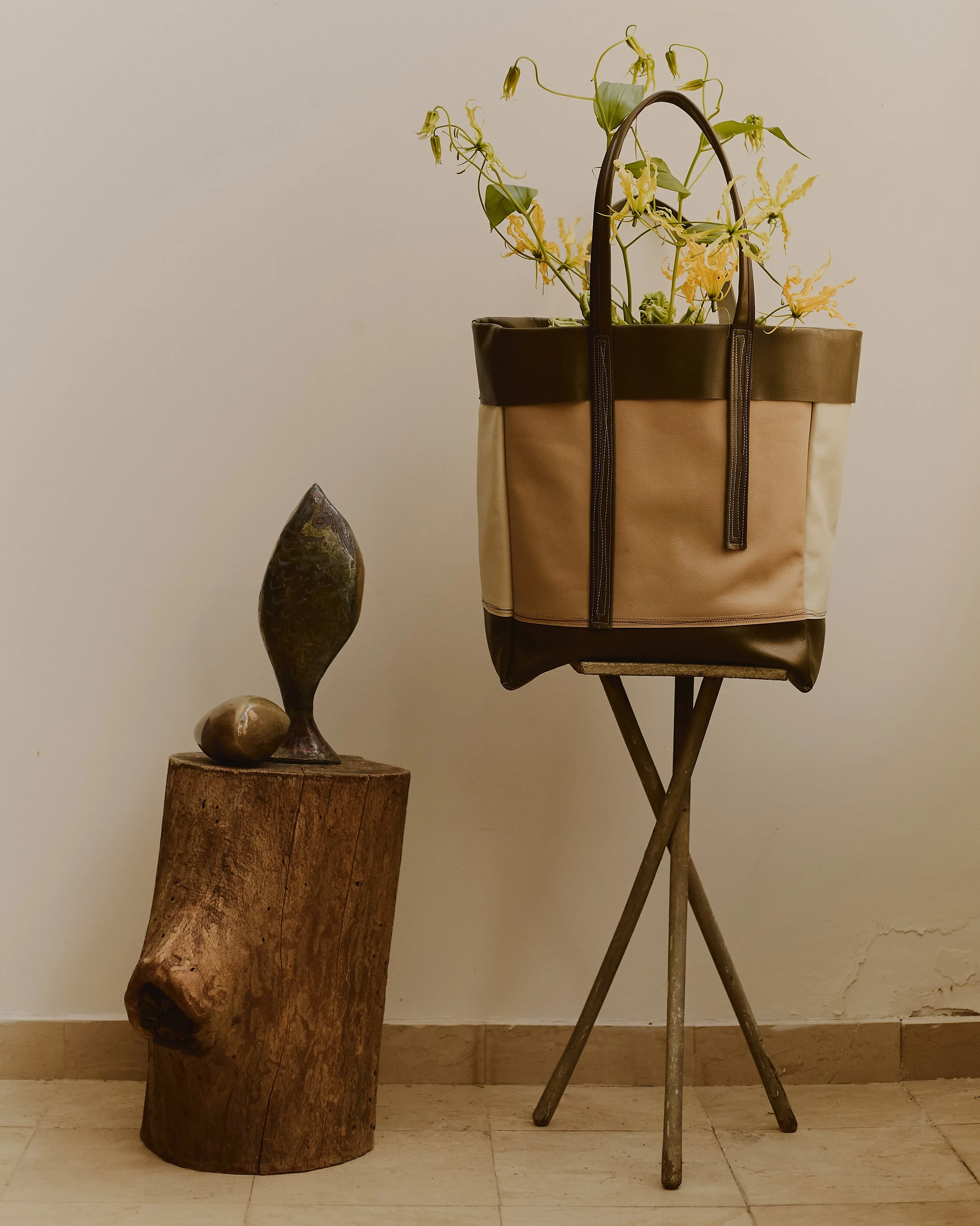 Color block Oversized Easy Leather Shopper in Buff