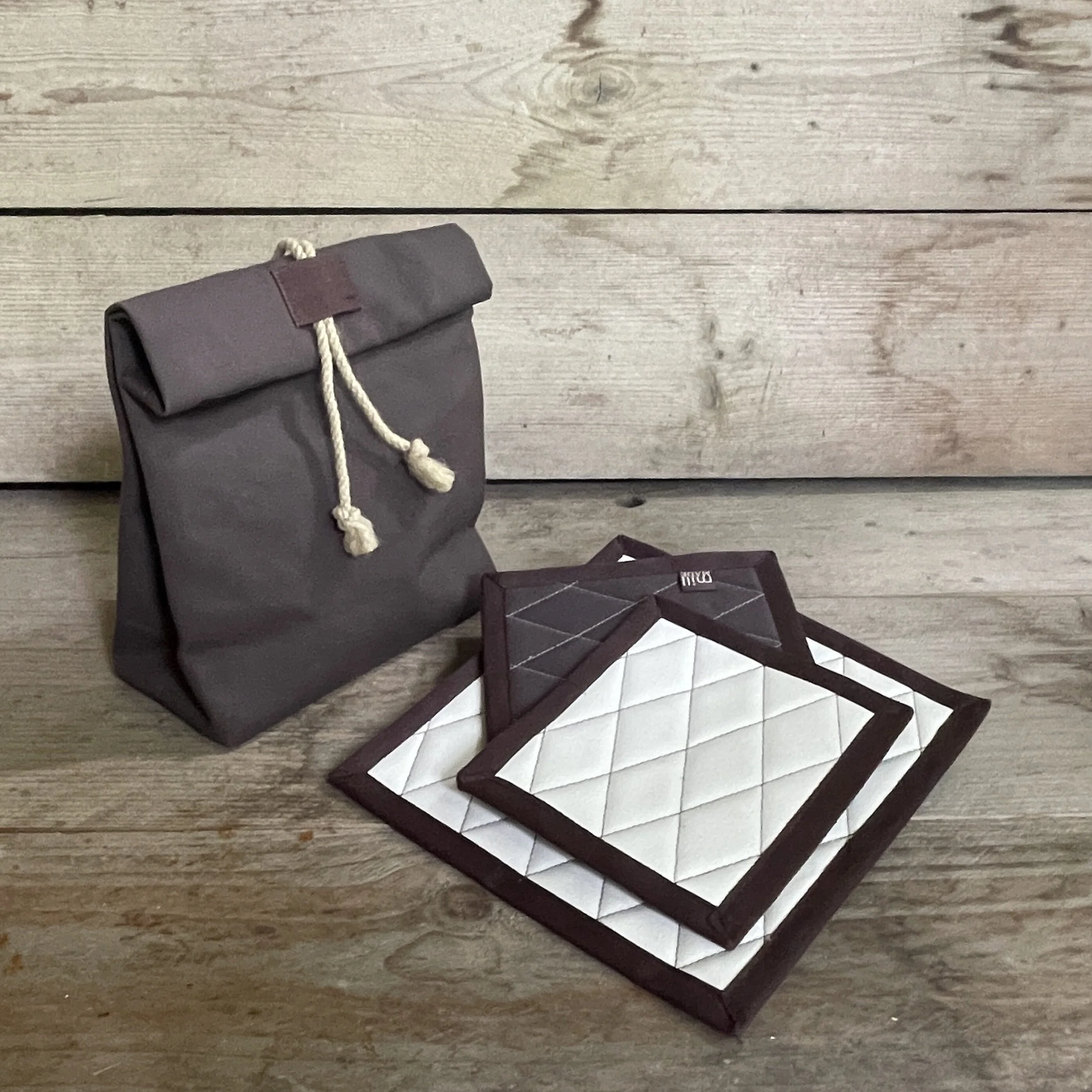 Mo the mat family and Henk the lunch bag