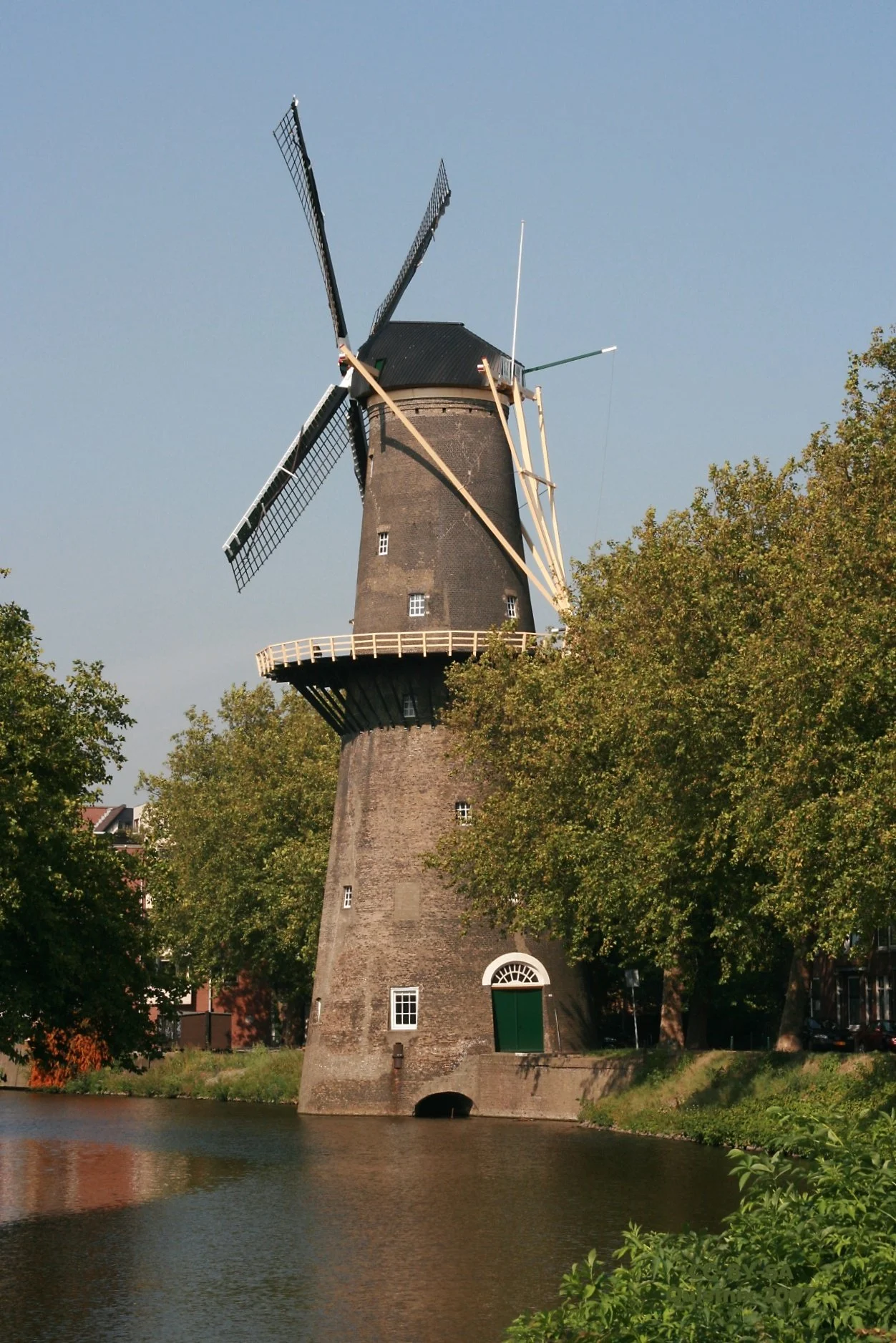 Schiedam_molen_De_Walvisch.jpg