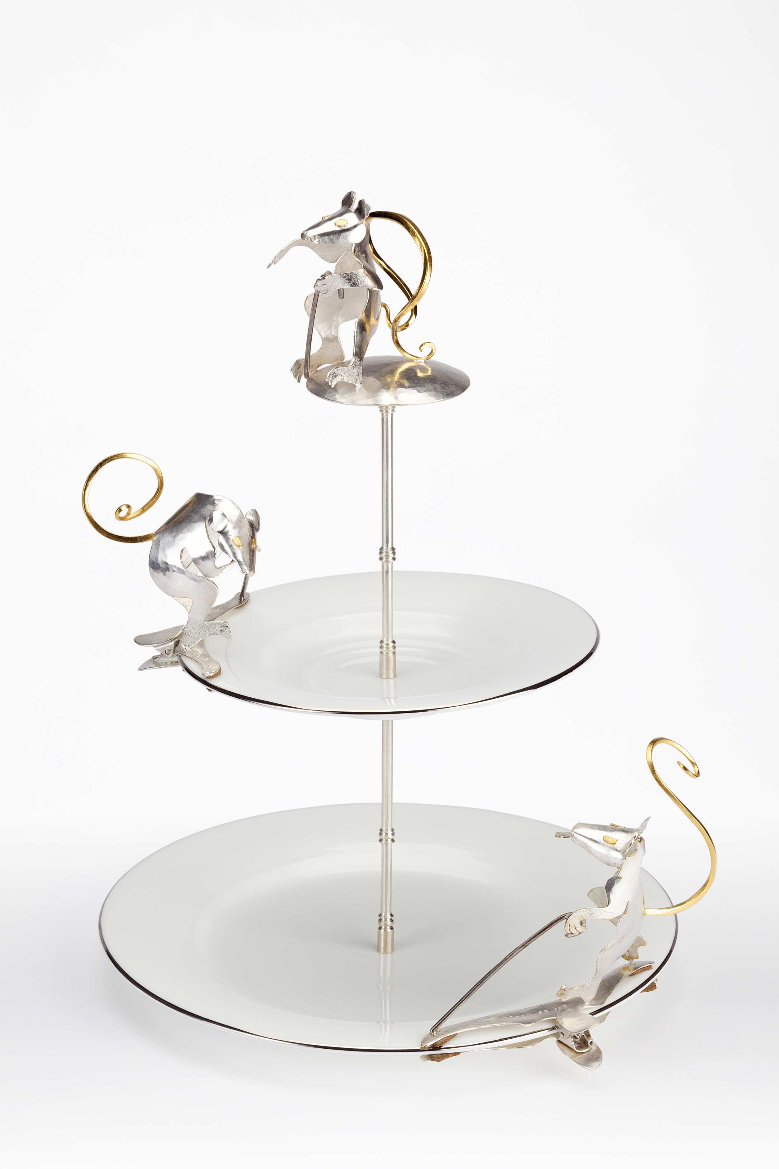 gn12a-three-blind-mice-cake-stand-bryony-knox-photo-jeremy-johns.jpg