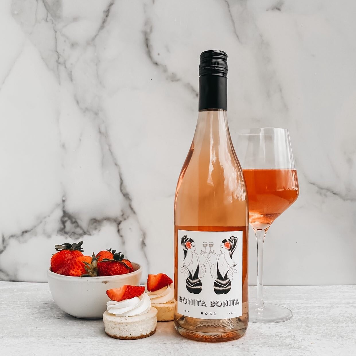 Somebody say dessert? 🥂🍓🍰 What&rsquo;s your favorite dessert pairing with ros&eacute;?! ⬇️

#bonita #bonitabonita #dessert #ros&eacute; #napa #napavalley #naparos&eacute; #strawberry #vino 

📸 @amaes_photography
