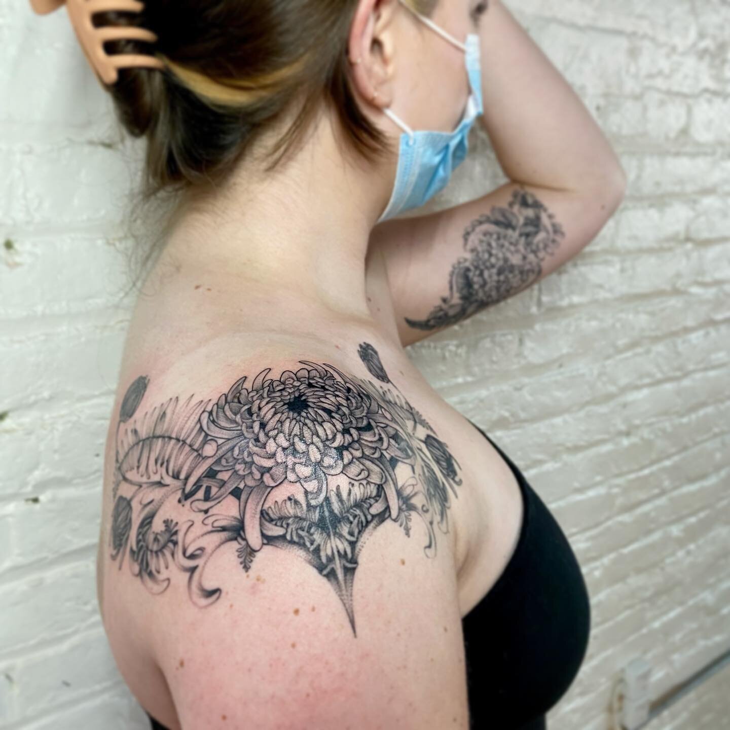 Art nouveau vibes for @kendra.h.creates &mdash; bonus healed piece in the background. Chrysanthemums are always a favorite of mine. 
🌸🌸🌸
&hellip;
&hellip;
&hellip;
&hellip;
&hellip;
#bnginksociety #bng #blackandgreytattoo #dotworktattoo #finelinet