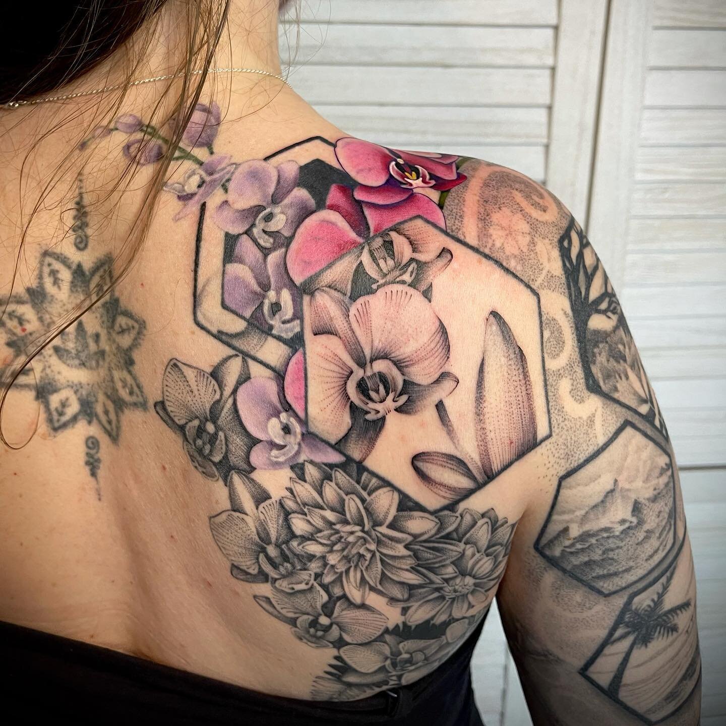 @chitownsam &mdash; it&rsquo;s been such a journey! What started off as a small walk-in blossomed into a full sleeve! Here are some of my favorite snippets.
👉 Swipe to see more angles on this piece 👉
🌸🌸🌸
&hellip;
&hellip;
&hellip;
&hellip;
&hell