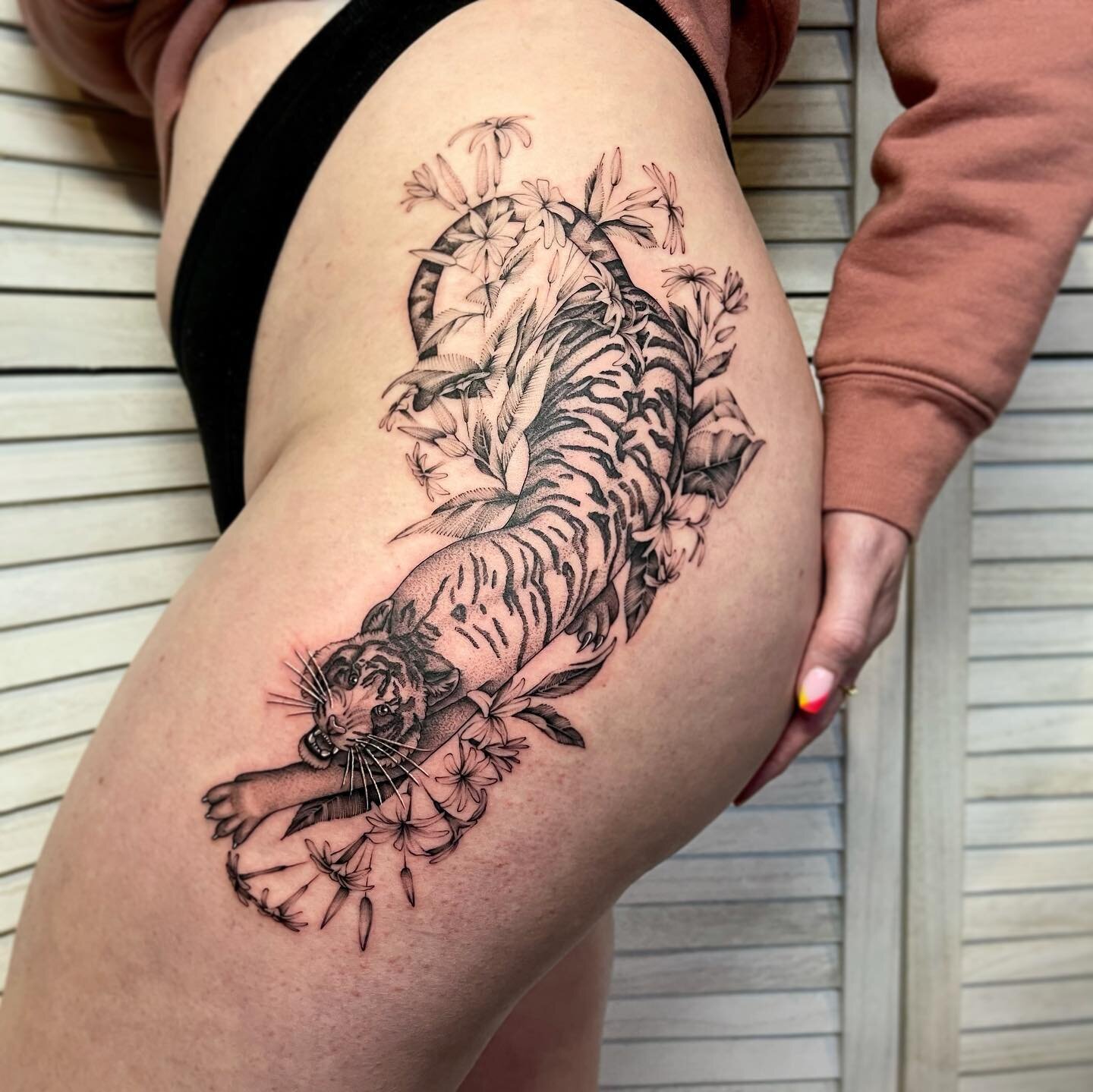 A fierce tiger for one of the badass ladies I know. Thank you @stephmarie34 for trusting me with your tattoos these past several years. This is definitely one of my favorites. 
👉 Swipe to see the details of her fierce face 👉
🌿 Vining jasmine 
🌸🌸