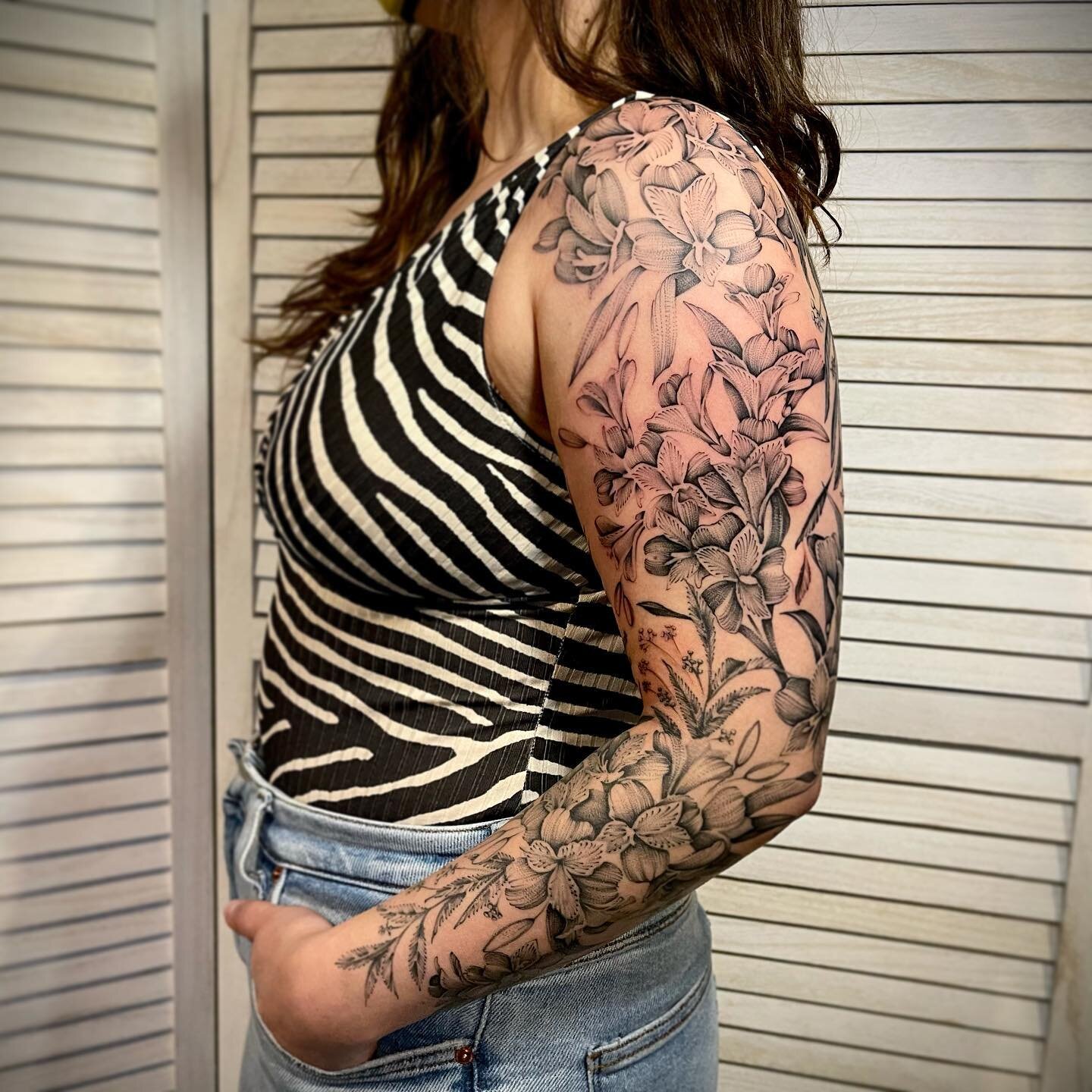 Peruvian lilies and willow eucalyptus &mdash; thank you @_magdalenahg_ for all your trust. It started out as just a small leaf, which grew into a forearm piece, which has transformed into a full sleeve! It&rsquo;s been quite a journey. 
👉 Swipe to s