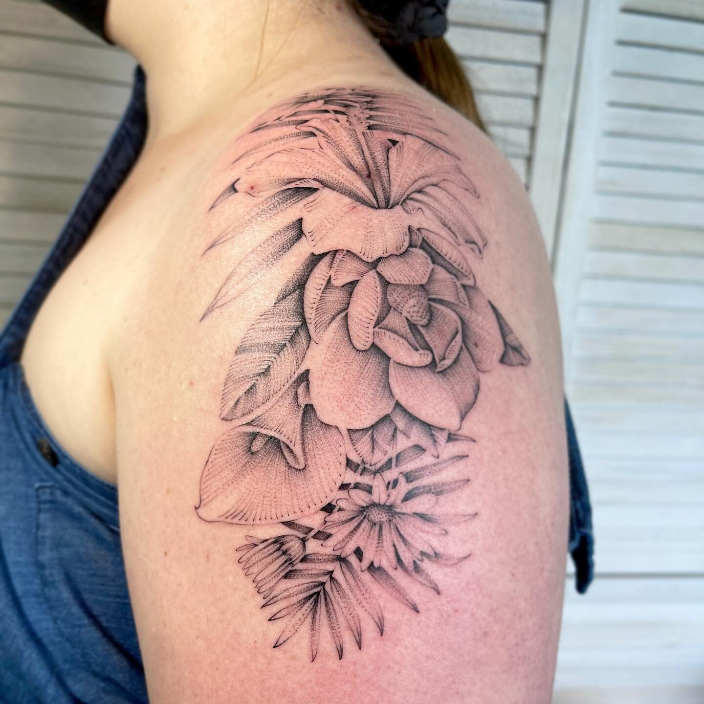 Magnolia, calla lily, hibiscus, daisies and palm leaves. A tropical representation of the women in her life. 
🌿🌿🌿
&hellip;
&hellip;
&hellip;
&hellip;
&hellip;
&hellip;
#dotworktattoo #finelinetattoo #bng #blackandgreytattoo #floraltattoo #flowers 