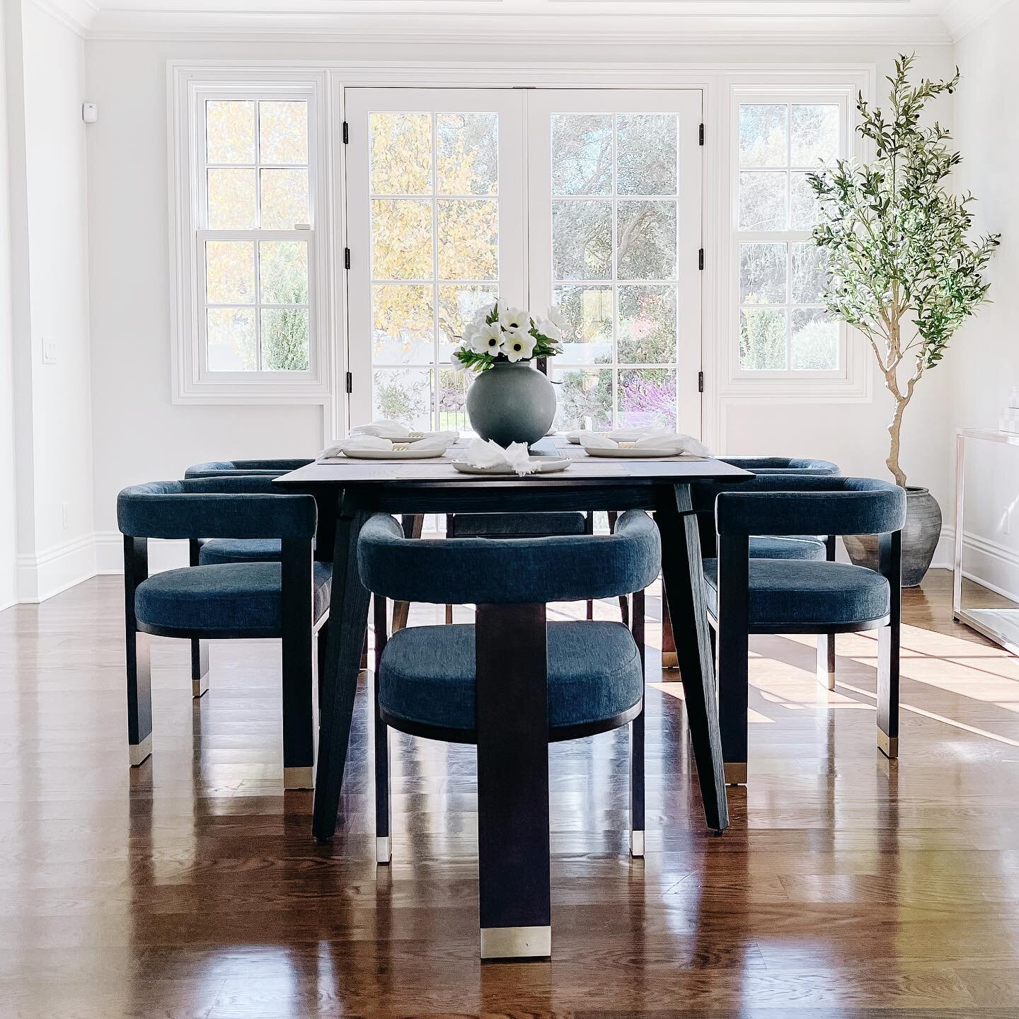 A light and bright sophisticated dining space where dinner parties await 

Home staging @thekinhome 
Styling @jenjacksondesign