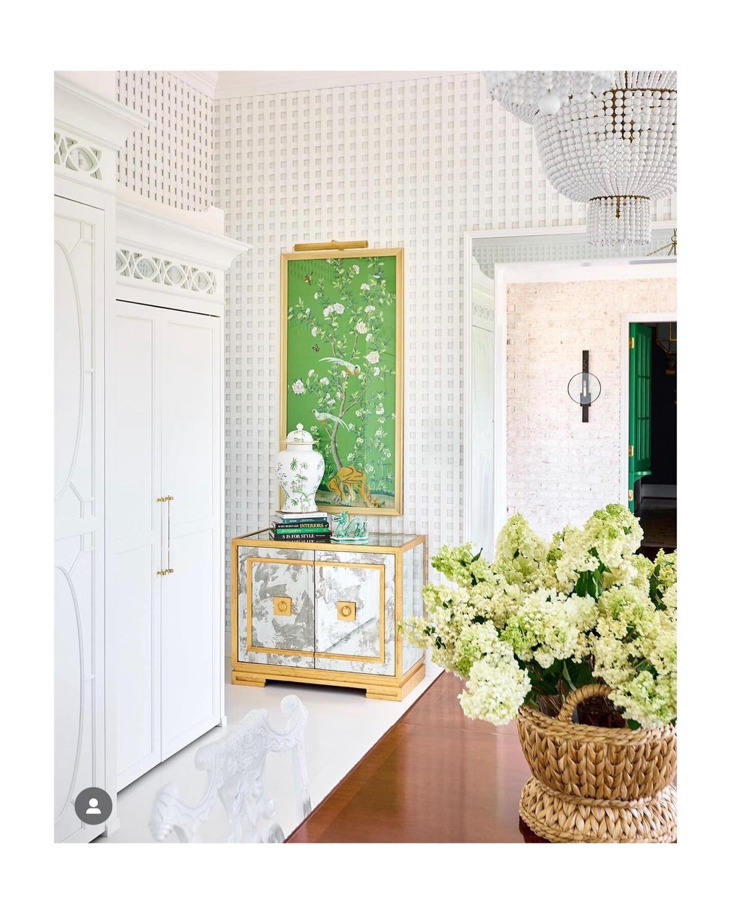 Brace for a swoonworthy start to your weekend 👊🏻 highly published @edithanneduncan is this week&rsquo;s #tradwithatwist feature and we couldn&rsquo;t be more excited to share her breathtaking spaces with you all 
Her sophisticated yet casual design
