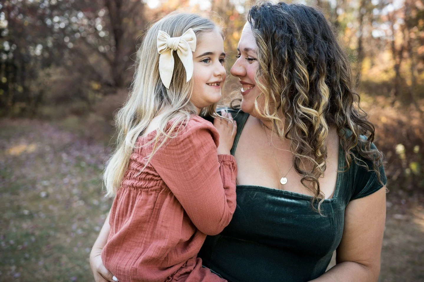 Hello, Fall🍂 Crisp air, colorful leaves &amp; beautiful golden light ✨️ The perfect time for family photos! Limited spots left for Oct/Nov⁠
Links for Minis &amp; Full Family Sessions in Bio