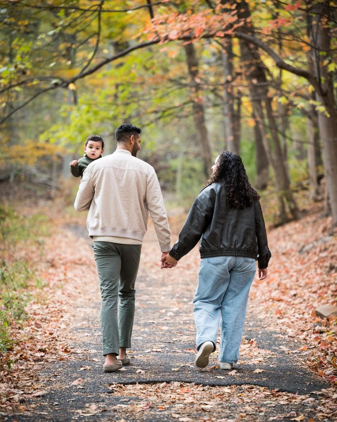 Outdoor family sessions in Maplewood are all about movement, connection, and letting kids be kids.

We start with a walk, we sit in the grass, we explore, we laugh. Nothing overly posed. Nothing forced. Just your family exactly as you are in this sea