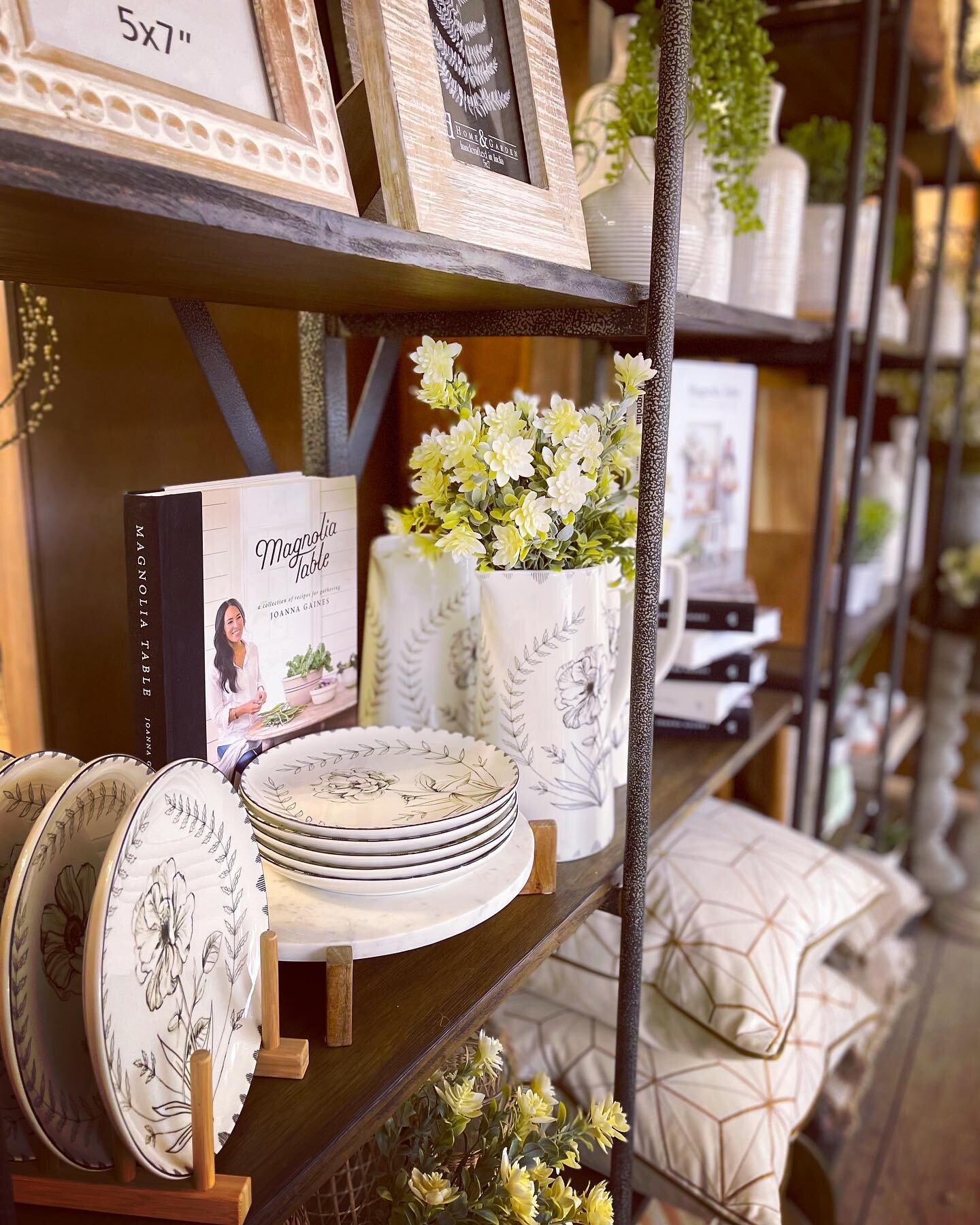Spring is on its way and we are more than ready!! Do you have your spring decor plans yet? If the answer is no, we&rsquo;ve got you covered! If the answer is yes, one more thing can&rsquo;t hurt&hellip; right?!🌷🐰🌿💐 

#foundomaha #springdecor #lig