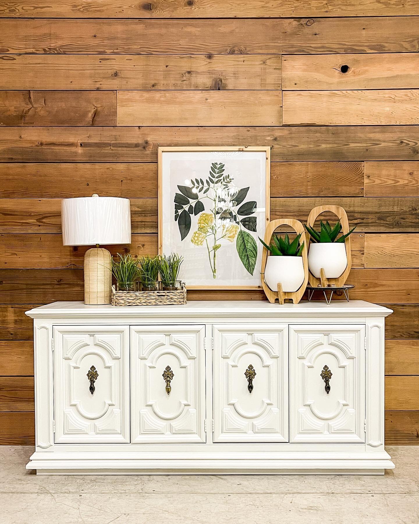 Another white piece is available! We know how much some of you have been loving the look of white&hellip; Come snag it before someone else does😉 
 Color:  Kashmere OHE 
@wiseowlpaint 

#foundomaha #whitebuffet #paintedfurniture #lightandbright #door