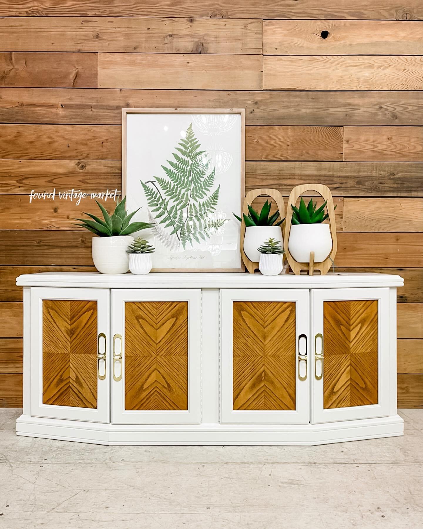 We fell in ❤️ with this piece! Painted in Kashmir OHE @wiseowlpaint! It would look amazing as a tv stand or a front entry table!! Also worth noting - we just got a delivery of some amazing couches (that’s right…multiple couches) that are