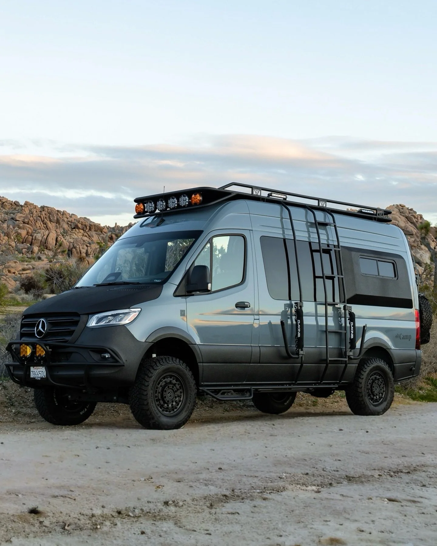 Take the scenic route⚡️

// Rent a luxury camper today at altcamp.com // 

📸 @iamsamkimm 

#vanconversion #sprinter #roadtrip #altcamp