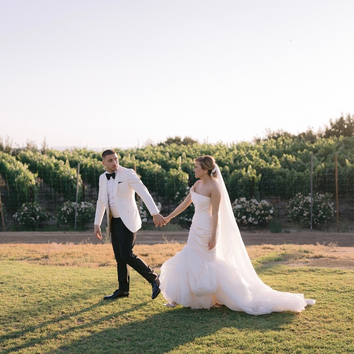 Stepping into the Spring/Summer wedding season with one of our favorite 2021 couples. This @hummingbirdnestevents wedding will always be on our top ten list. 🤍| #eventdujour 
.
.
.
.
.
#weddingplanner #eventplanner #vineyardwedding #brideandgroom #w