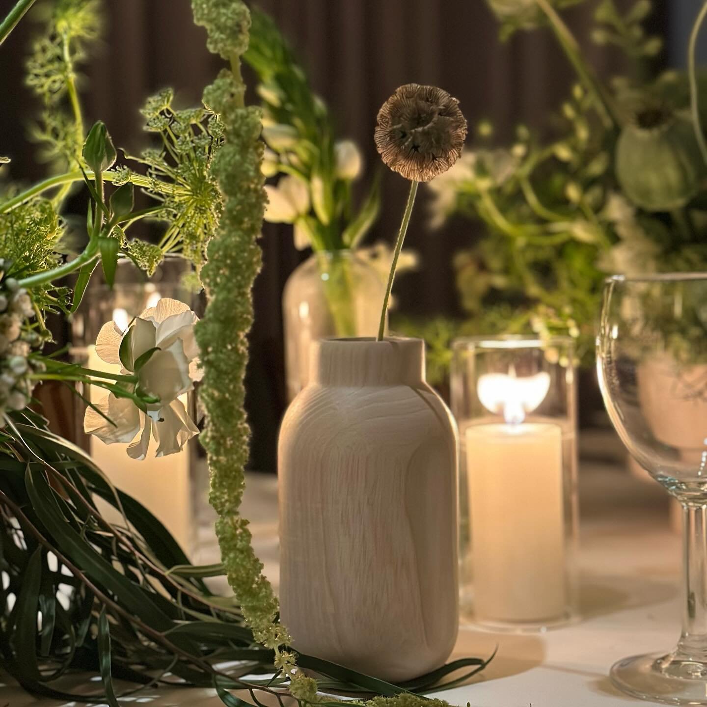 Inspired by the green, white and wooden aesthetic of the 1 Hotel, we achieved the perfect balance between feminine and chic for this birthday dinner. | #eventdujour X @arakssa 🖤