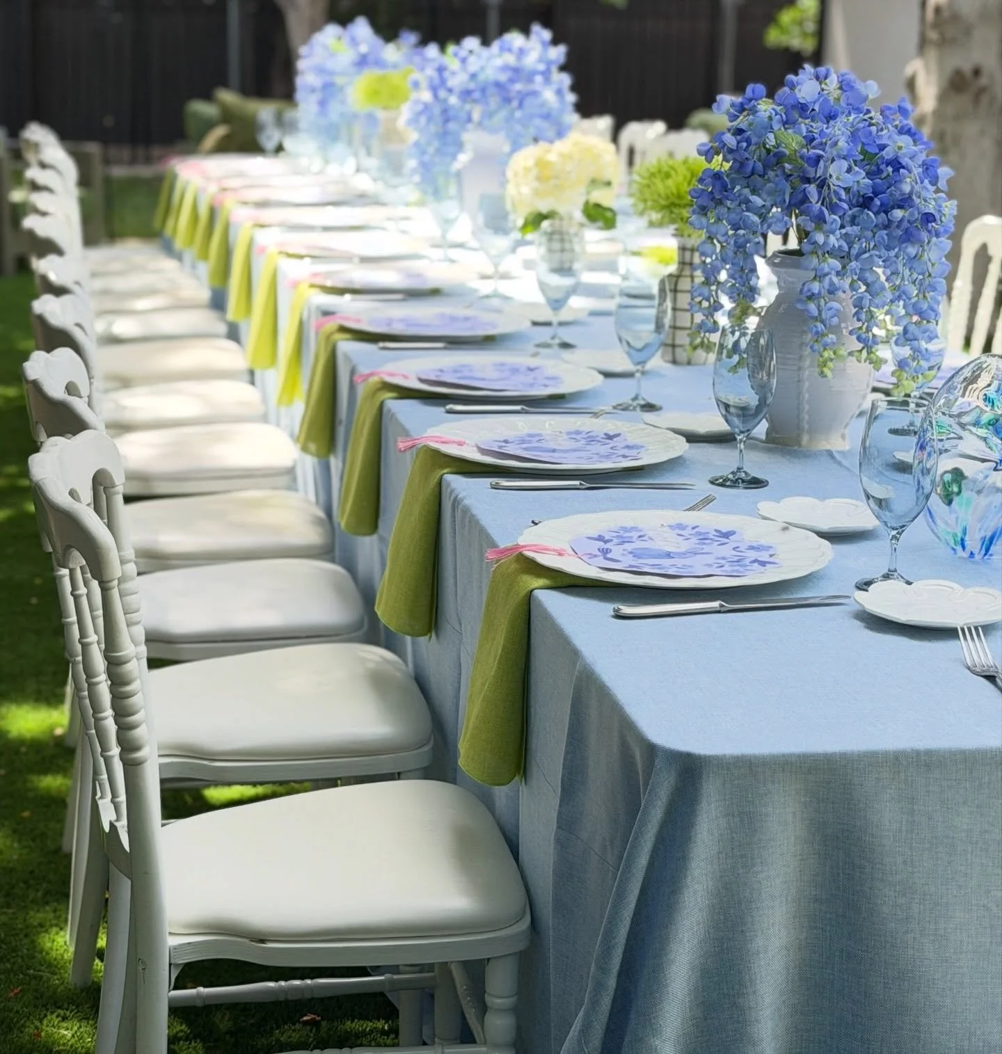 Went with this vibrant color palette to create a fun and beautiful spring time brunch table.🩵💚💗 | #eventdujour