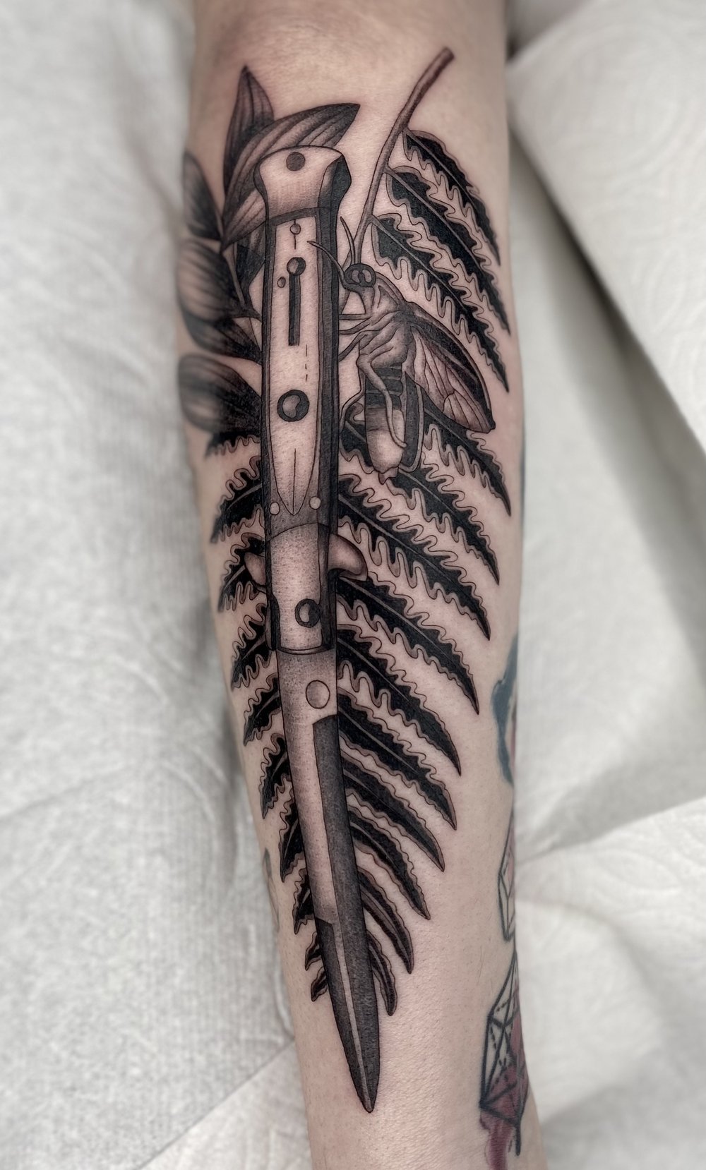 The Last Of Us Ellie switchblade knife with plants tattoo design