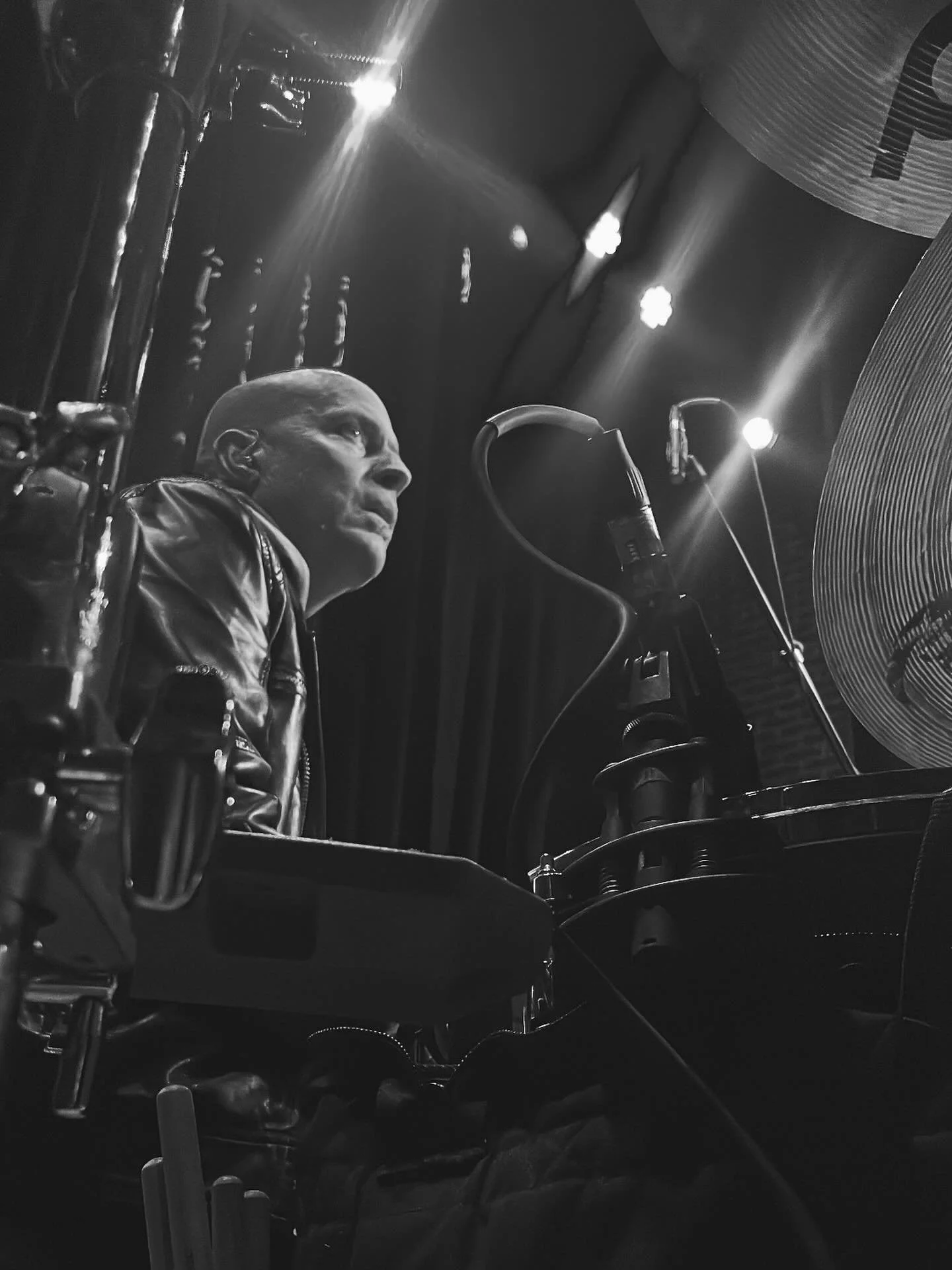 Dave stopping soundcheck in Pittsburgh yesterday to let everyone know the city has 446 bridges. It also has a lot of cool people that made last night&rsquo;s show a very fun time. It&rsquo;s also spelled with an H on the end and we totally biffed tha