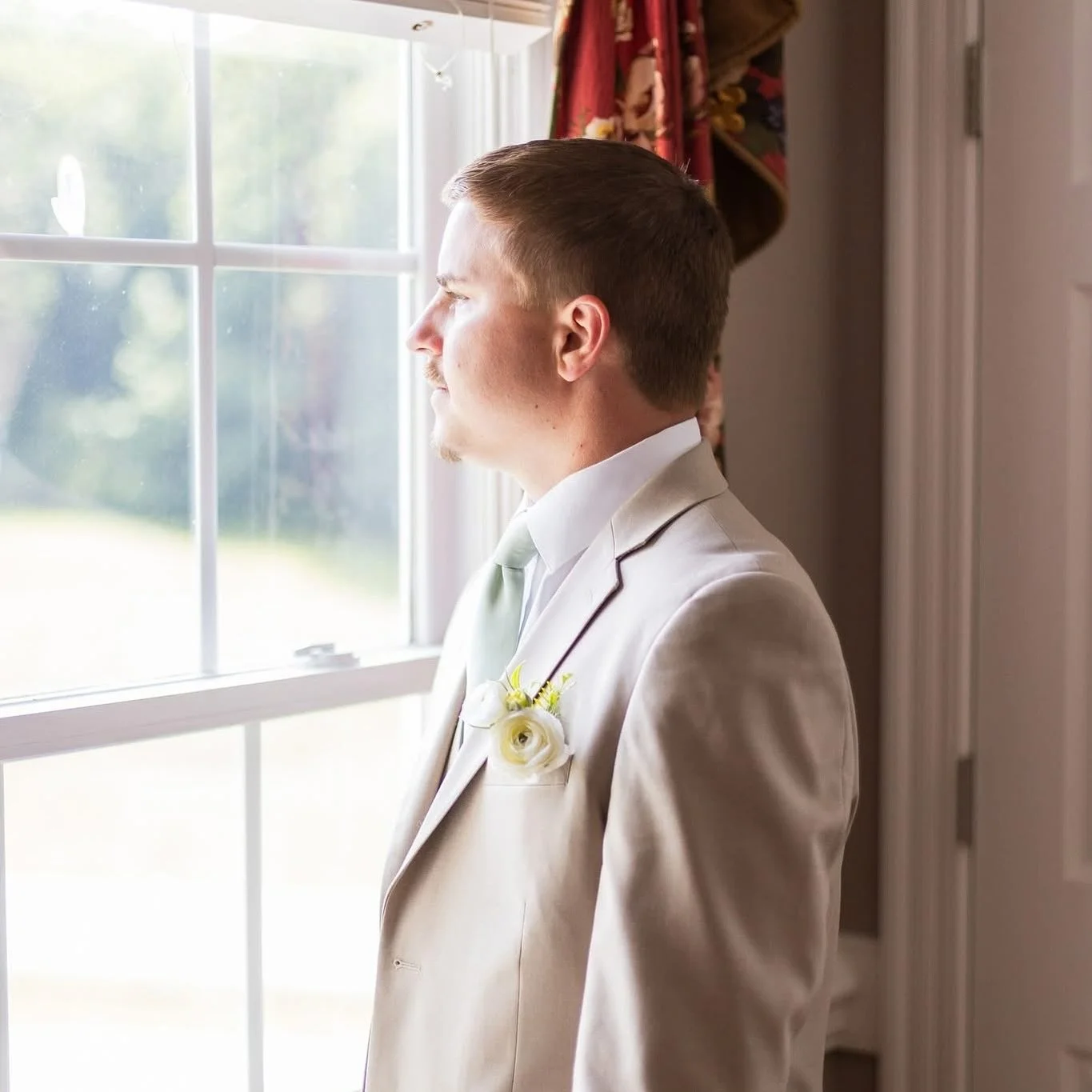 π€΅‍βοΈ Taking it all in…
A quiet moment before the vows, as the groom looks out over the grounds where his forever is about to begin. At Seven Paths Manor, we believe in pausing to soak in the beauty, the meaning, and the anticipation of s