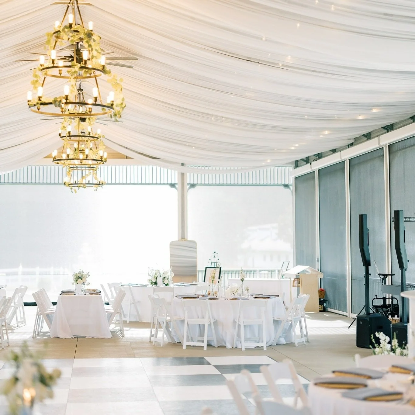 β¨ Pure elegance, inside and out, at Seven Paths Manor. πΏπ
From grand indoor receptions bathed in natural light to enchanting outdoor ceremony spots surrounded by rolling fields and gardens, every corner of our 135-acre estate is designed for timel