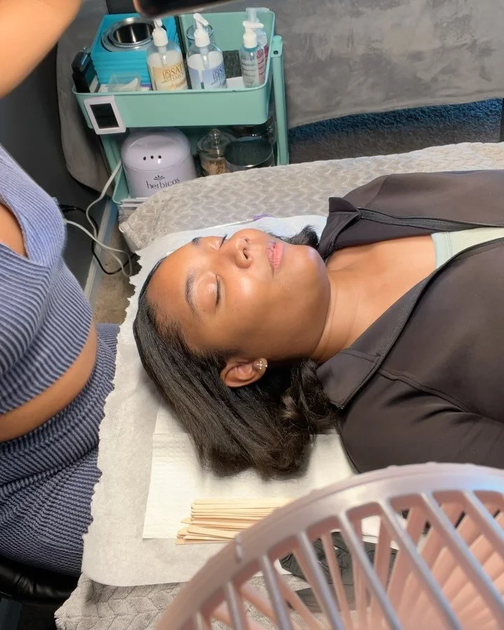 ❤️&zwj;🔥Just got these brows on point!! 💣 Need a quick wax?? My books are always open! 

For Pricing &amp; Availability click &lsquo;Book&rsquo; in my bio! 

Thank you for your continued support 🫶🏽 

😘