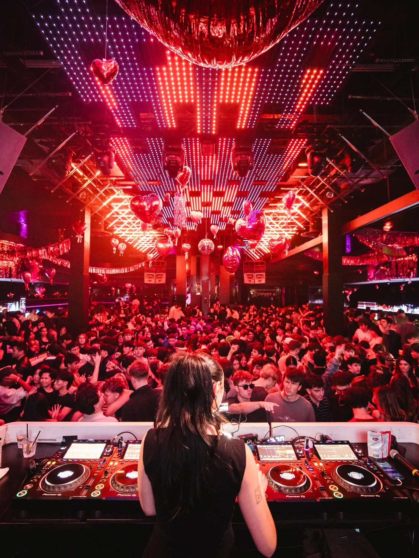 LOVE is in the air tonight 😜💕

📸: @bleongphoto