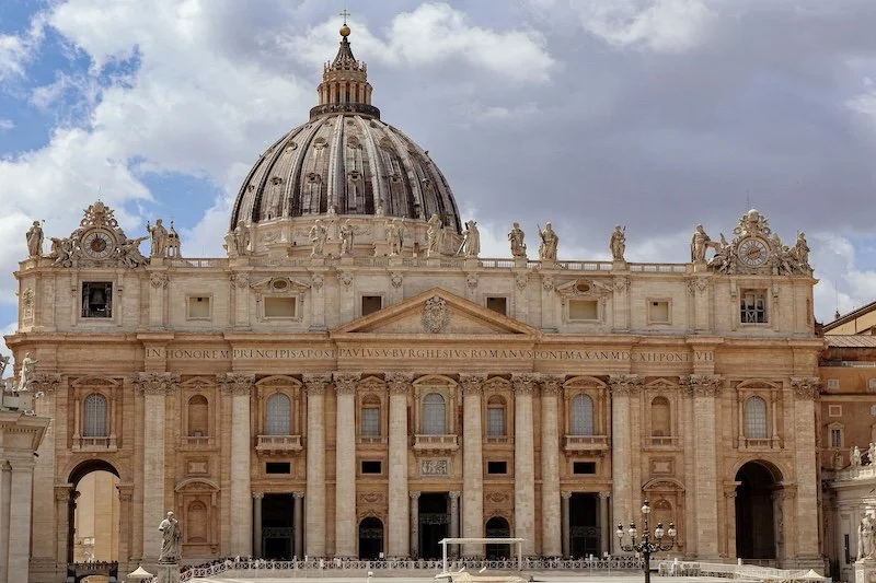 MONS. GÄNSWEIN: SVEDECTVO O TROCH PÁPEŽOCH Z VNÚTRA VATIKÁNU 