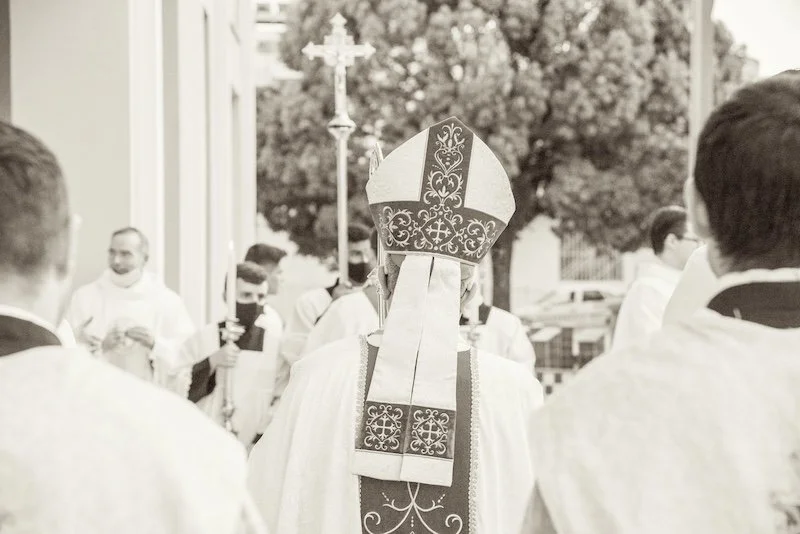 PREČO ÉCÔNE NIE JE OBRANOU TRADÍCIE