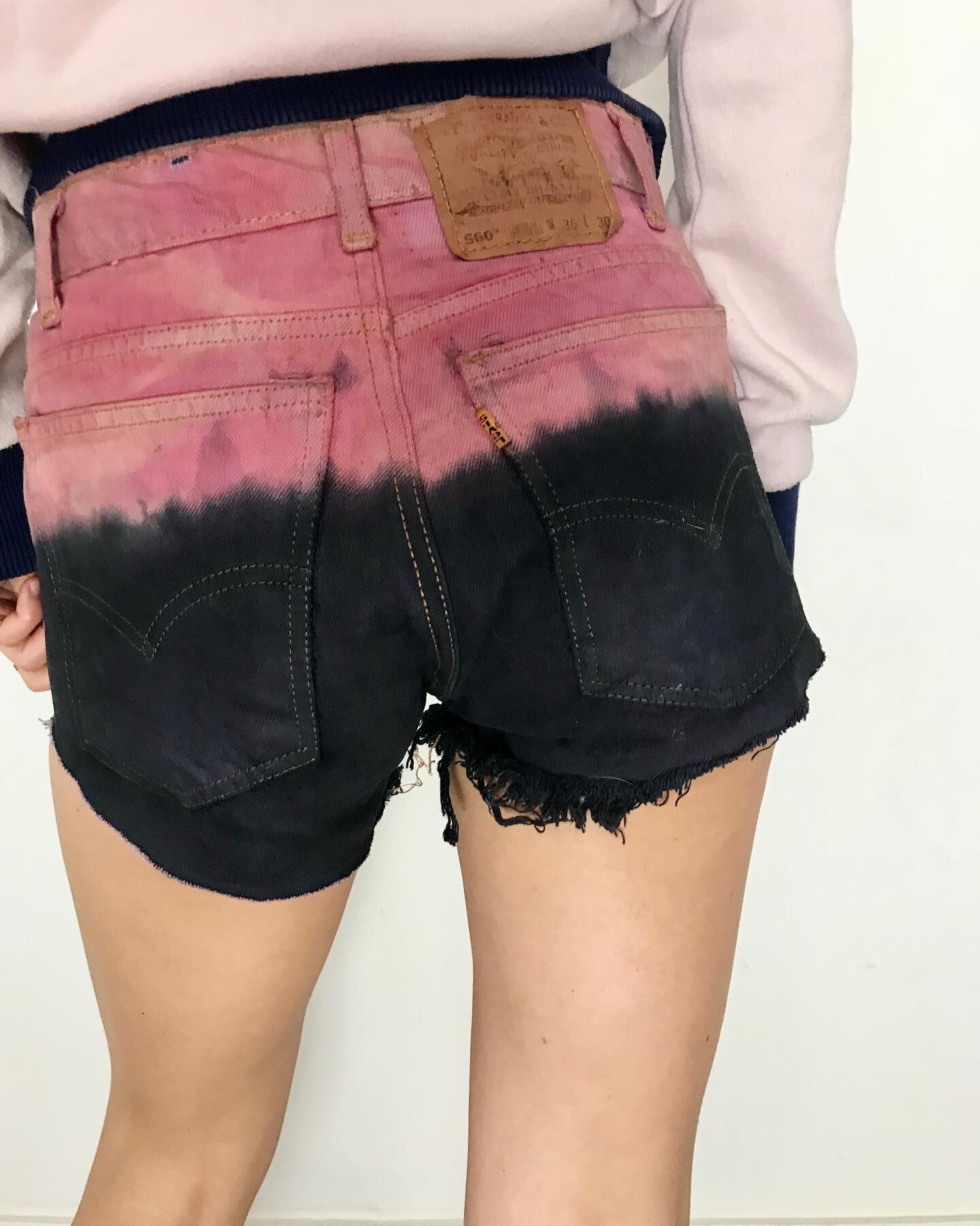 It&rsquo;s the season ✌🏽☀️💋

Vintage Levi&rsquo;s dip-dyed shorts at your warm weather service. 

Sz. XS ~ 250 DKK.

#vintage #vintageshop #vintageshopping #vintagelevis #darrelings