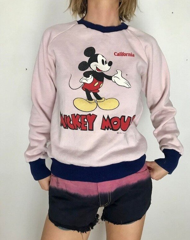Oh hey there, Mickey ✌

Vintage Disney sweatshirt - small tear but still dreaamy 💓

Sz. XS-S ~ 350 DKK.
www.darrelings.com

#vintageshop #vintagefashion #sustainablefashion #vintagemickeymouse #vintagedisney #disneysweatshirt #darrelings #mickeymous