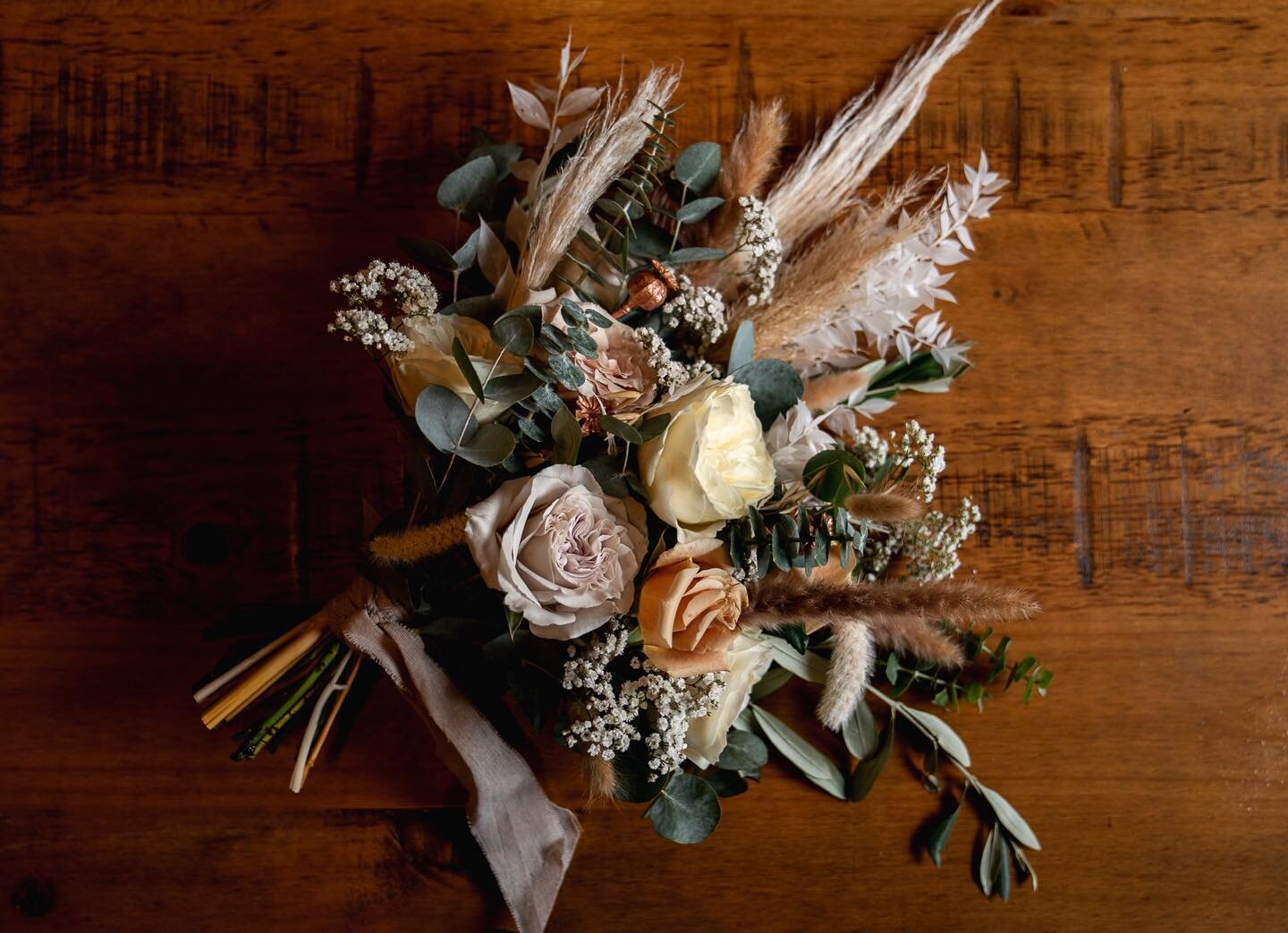 Details.

I absolutely loved these stunning floral arrangements by @flowershacknorwich and capturing Dora&rsquo;s detail shots. 

We always allow plenty of time in the morning to photograph these before the events of the day begin.

The amount of tim