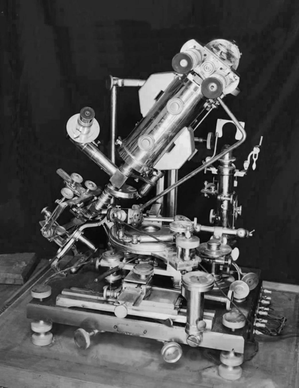 #3 Microscope (1933), with barrel and some adjusters tilted right.