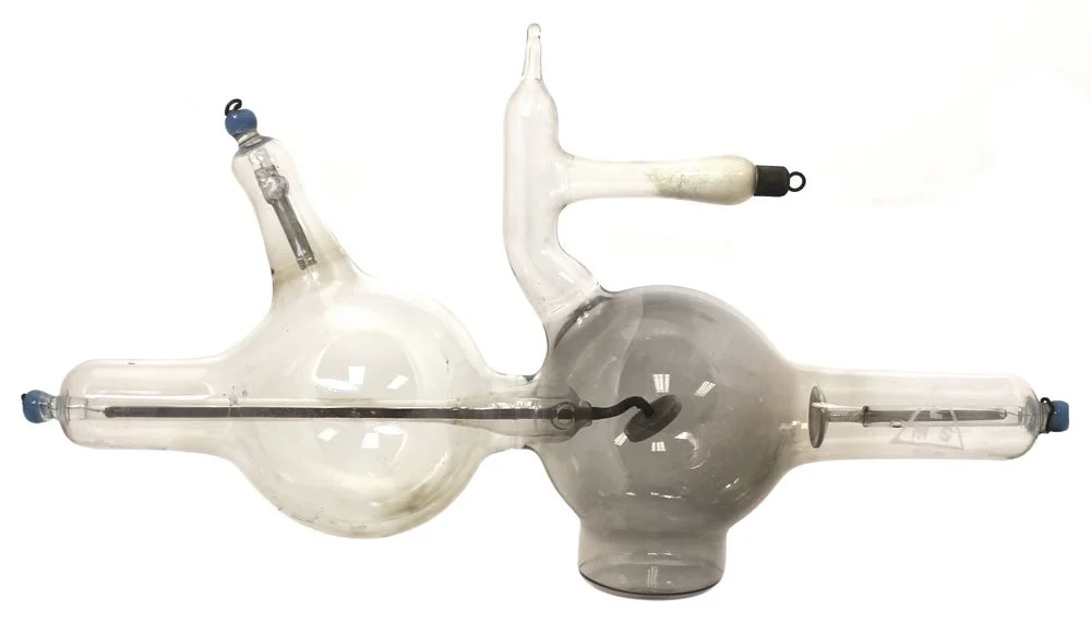 Piffard xray tube, light anode version. This was the model likely used by Rife. It was regassed with helium, and therefore did not emit xray.