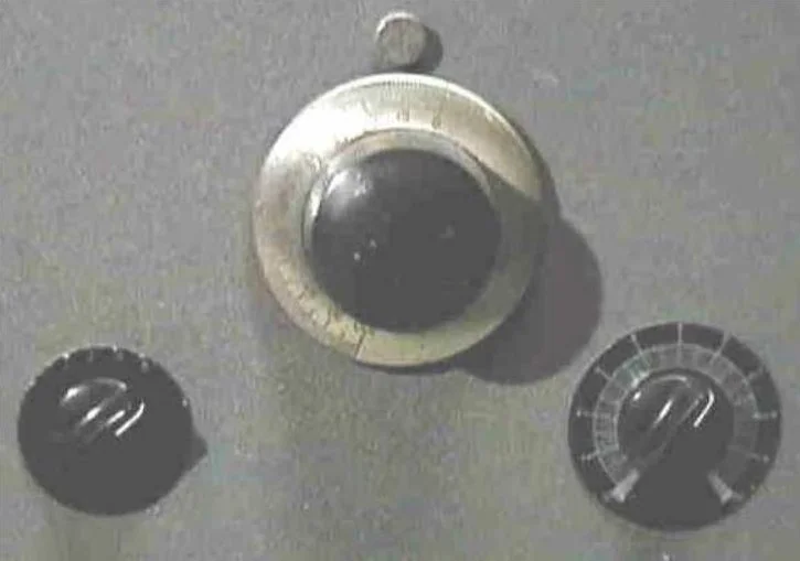 Closeup of the three dials on the front panel of the "Scoon" device. From left to right: bandswitch, audio frequency selection, and modulation strength.