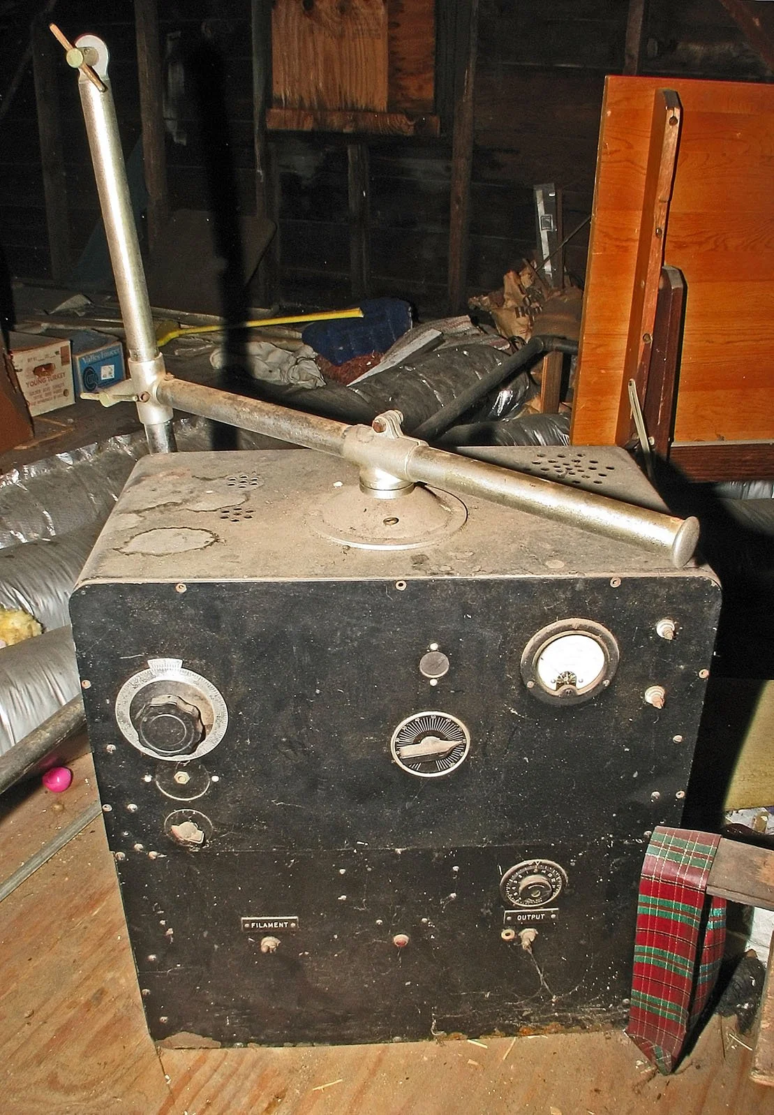 Old ray device as originally found in attic of Mr. Larry Low in 2008. Previously owned by one or more doctors, and stored by Mr. Low for many years. All photos by Alan Luft, and kindly provided by Eric Rowley & Dr. James Bare.