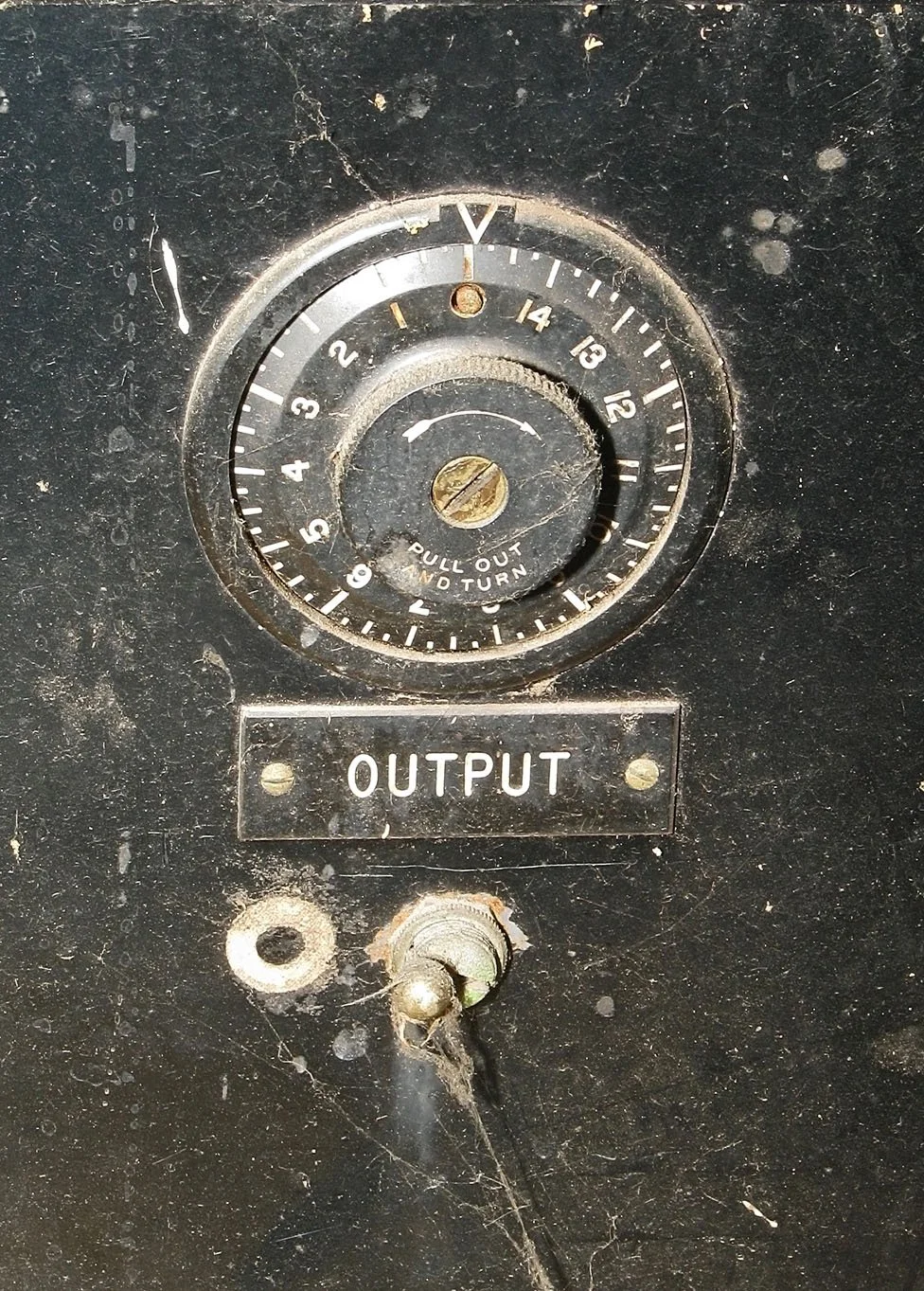 "Low" device closeup of timer dial and power output switch.