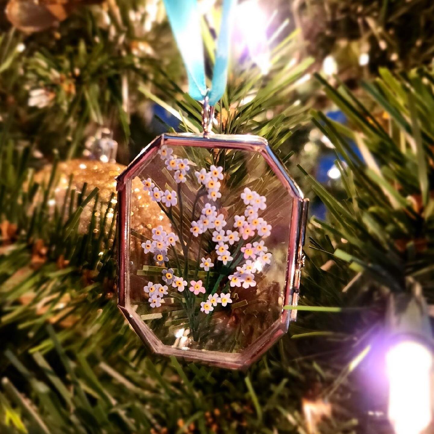 I just received this splendid photo from a special client 🥰 
Pictured is of one of my Christmas ornaments (containing cut paper flowers inside) hanging on her beautiful tree!!! So fun to see these pieces in their new homes 🎄🌹
.
.
.
.
.
.

#zoelinn