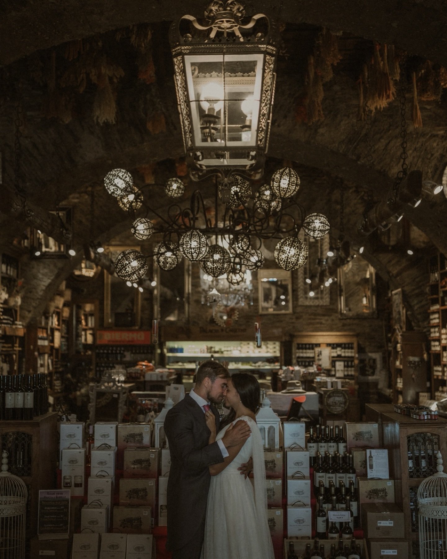 En este abrazo, encontramos la eternidad en los detalles, donde cada suspiro susurra el amor que elegimos compartir para siempre&hellip;

#cinematography #boda #weddingday #wedvibes