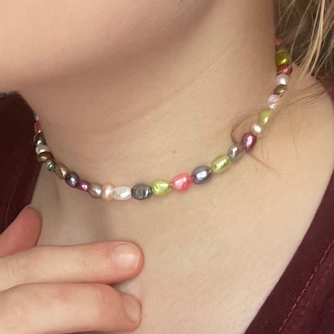 Available in different lengths and with gold or silver plated clasps, the rainbow pearl choker is made from a mix of vintage and ethical coloured pearls ✨

#handmadejewellery #jewellery #smallbusiness #historicallyinspired #crystaljewellery #recycled