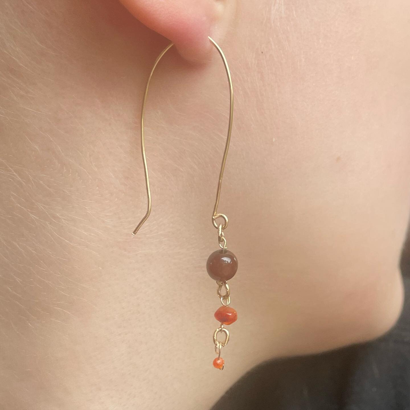 The Chocolate Earrings ✨
Vintage carnelian and fire opal beads on gold fill wire ✨

#handmadejewellery #jewellery #smallbusiness #historicallyinspired #crystaljewellery #recycledjewellery #recycledbrass #recycledmaterials #vintagematerials  #jewelryf