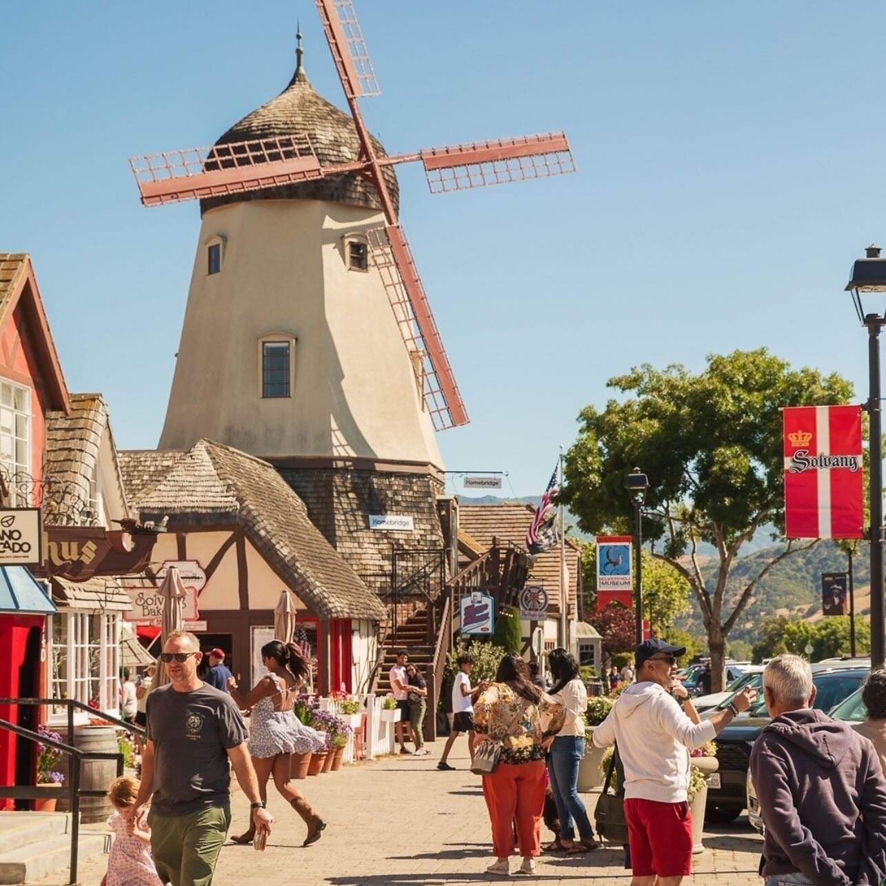 Escape to the charming Danish village of Solvang, California! 🏘️ From its picturesque streets lined with half-timbered buildings to the scent of freshly baked pastries wafting through the air. 🥐Nestled in the heart of the Santa Ynez Valley, come ex