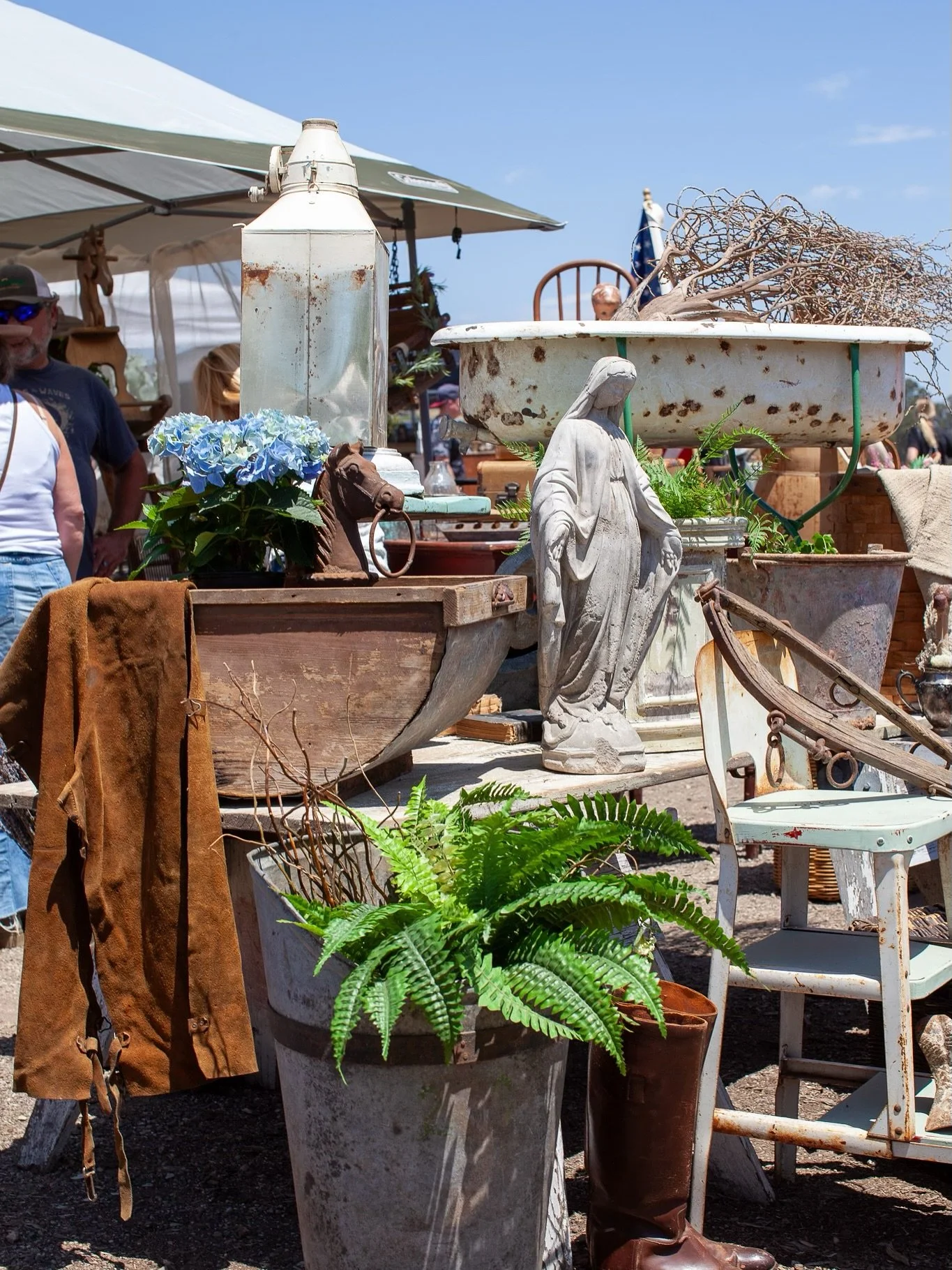 Vendors make the magic happen! ✨ We&rsquo;ve got some fresh faces and our tried-and-true favorites returning to Flying Miz Daisy on October 25th. Who are you most excited to see? Comment below! ❤️👇 #flyingmizdaisy #vintagemarket #antiquemarket #solv