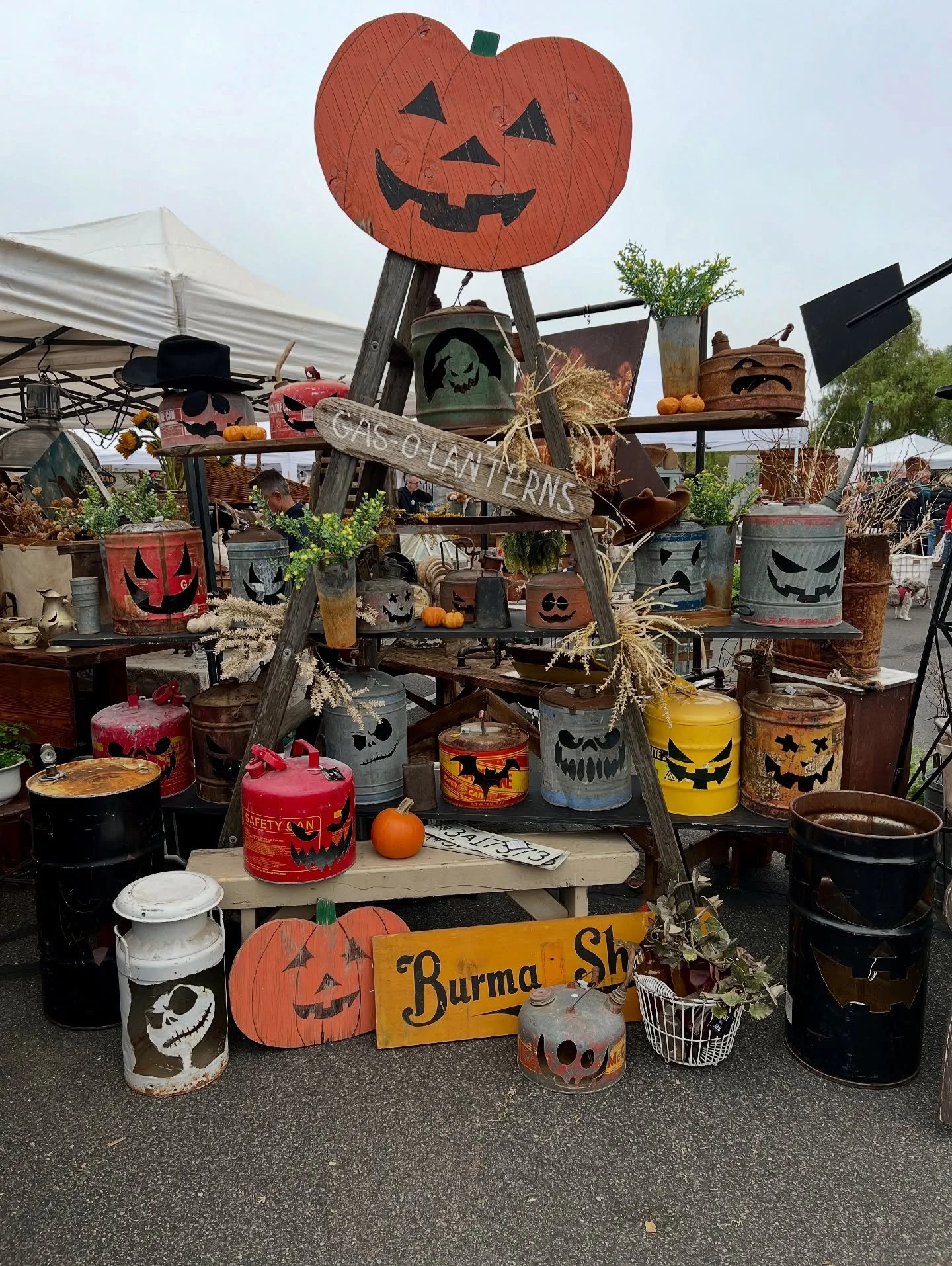 A little Halloween magic from our vintage market last Saturday!🕸️🧡
Skeleton brunch dates, pumpkin stacks, rusty-chic jack-o-lanterns &amp; the happiest treasure hunters ~ the fall vibes were strong!
Wishing you a cozy, candy-filled, vintage lovin&r