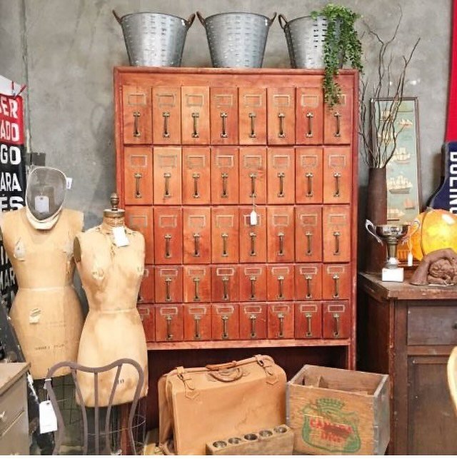 No cookie-cutter looks here! There&rsquo;s nothing like the charm, craftsmanship, and history of true vintage! 💫
.
.
#farmhousedecor
#vintagedecor
#vintagefurniture
#junk
#love
#beautiful
#artisangoods
#flyingmizdaisy
#getyourvintageon
#vintagemarke